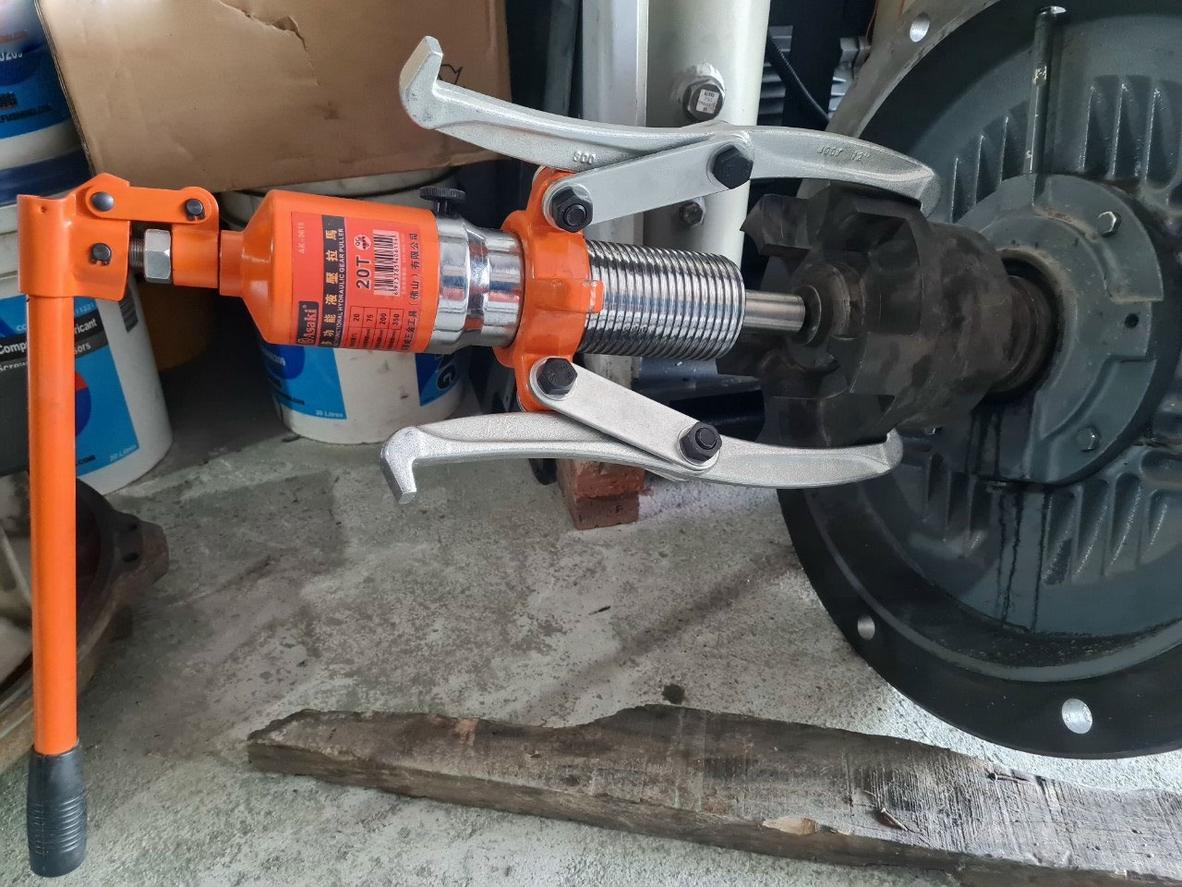 Lực ép 30 tấn hỗ trợ tháo các chi tiết lắp chặt cỡ lớn.