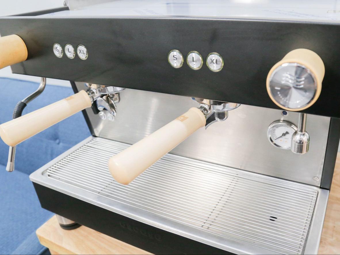 Cấu hình 2 group và nồi hơi 4 lít giúp máy vận hành liên tục trong giờ cao điểm.