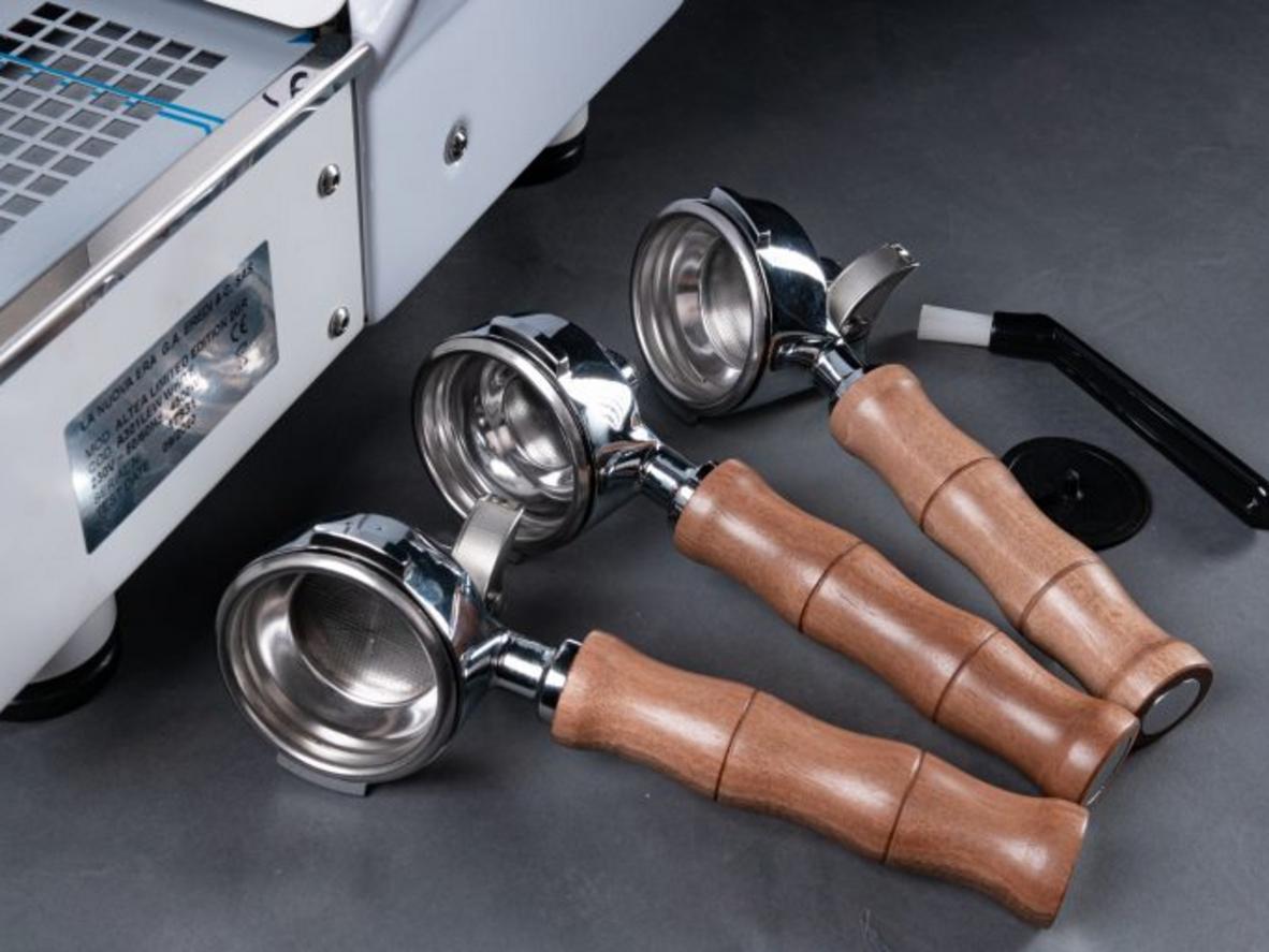 Autoclean và 2 vòi hỗ trợ giúp thao tác vệ sinh, đánh sữa nhanh hơn.