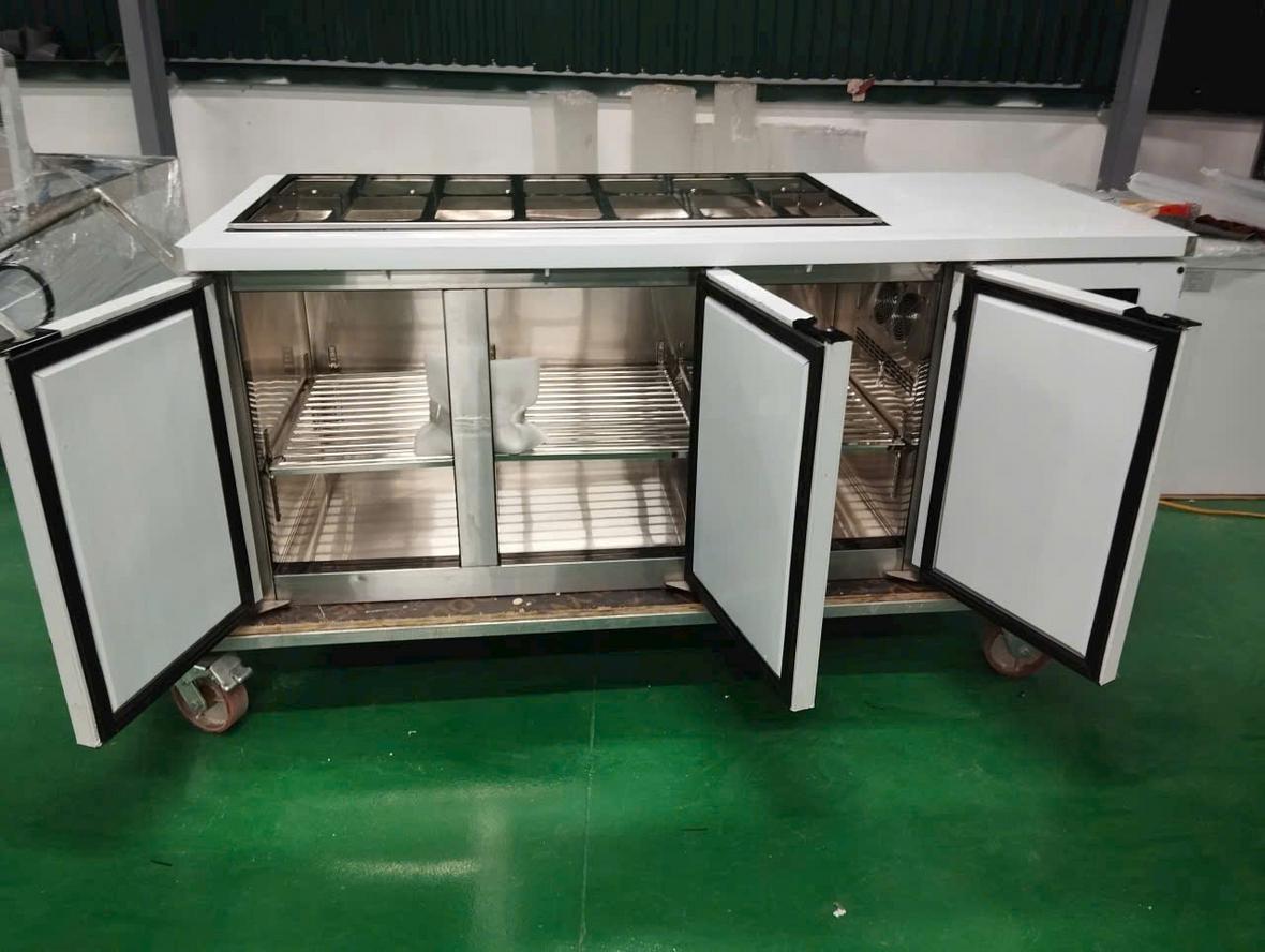Bảng tổng quan giúp xem nhanh vật liệu, công suất, phân loại và tầm giá của thiết bị bếp công nghiệp.