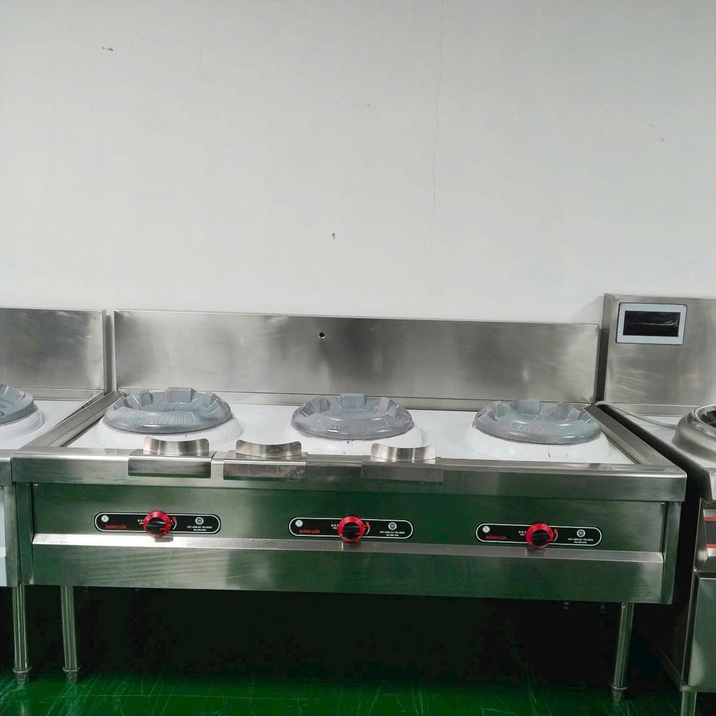 Chọn đúng thiết bị cần dựa trên quy mô phục vụ, thực đơn, năng lượng, vật liệu và mặt bằng bếp.