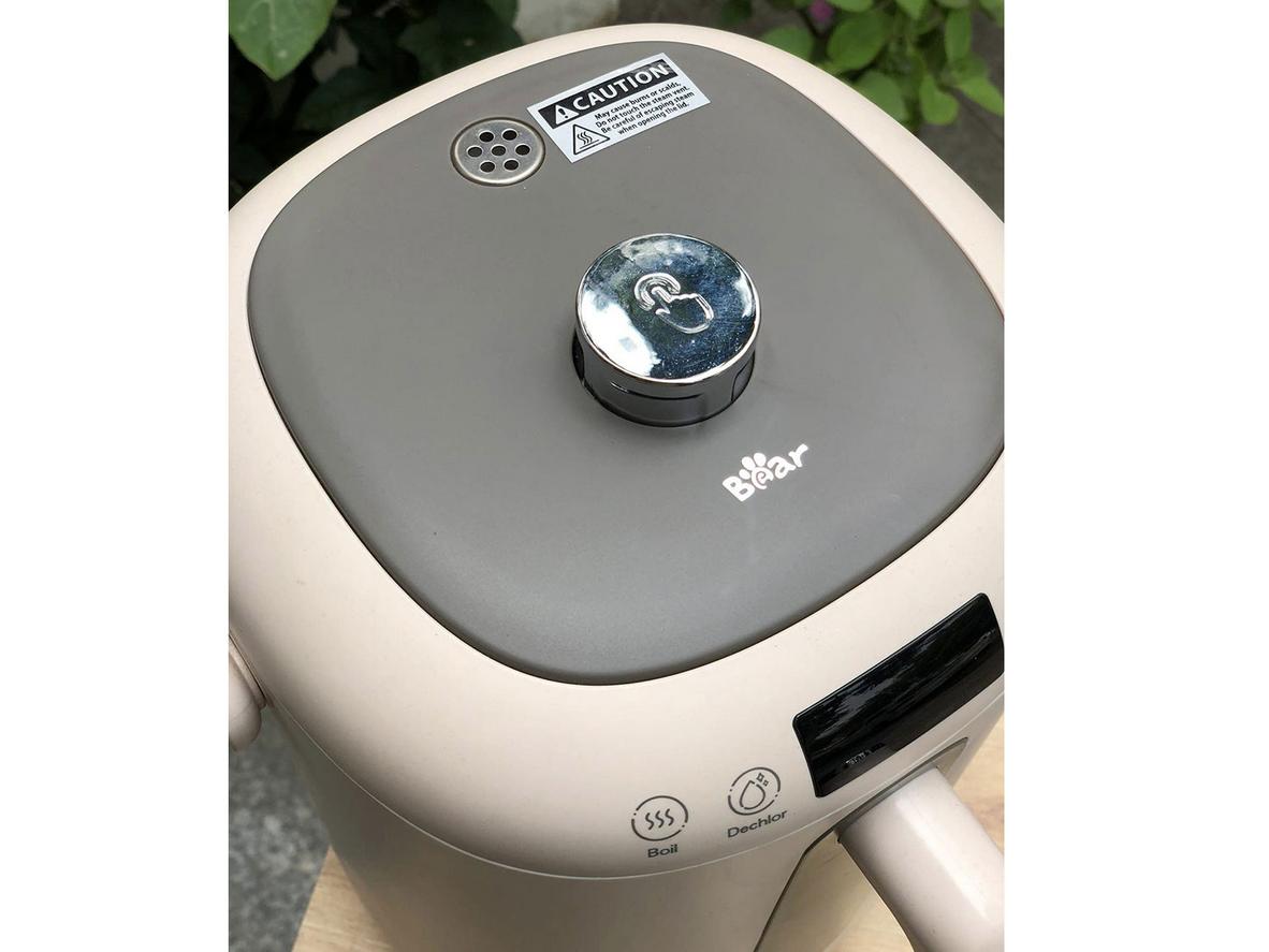 Công suất 1350W giúp Bear KE-B30V1 đun nước nhanh, tiện dùng hằng ngày.