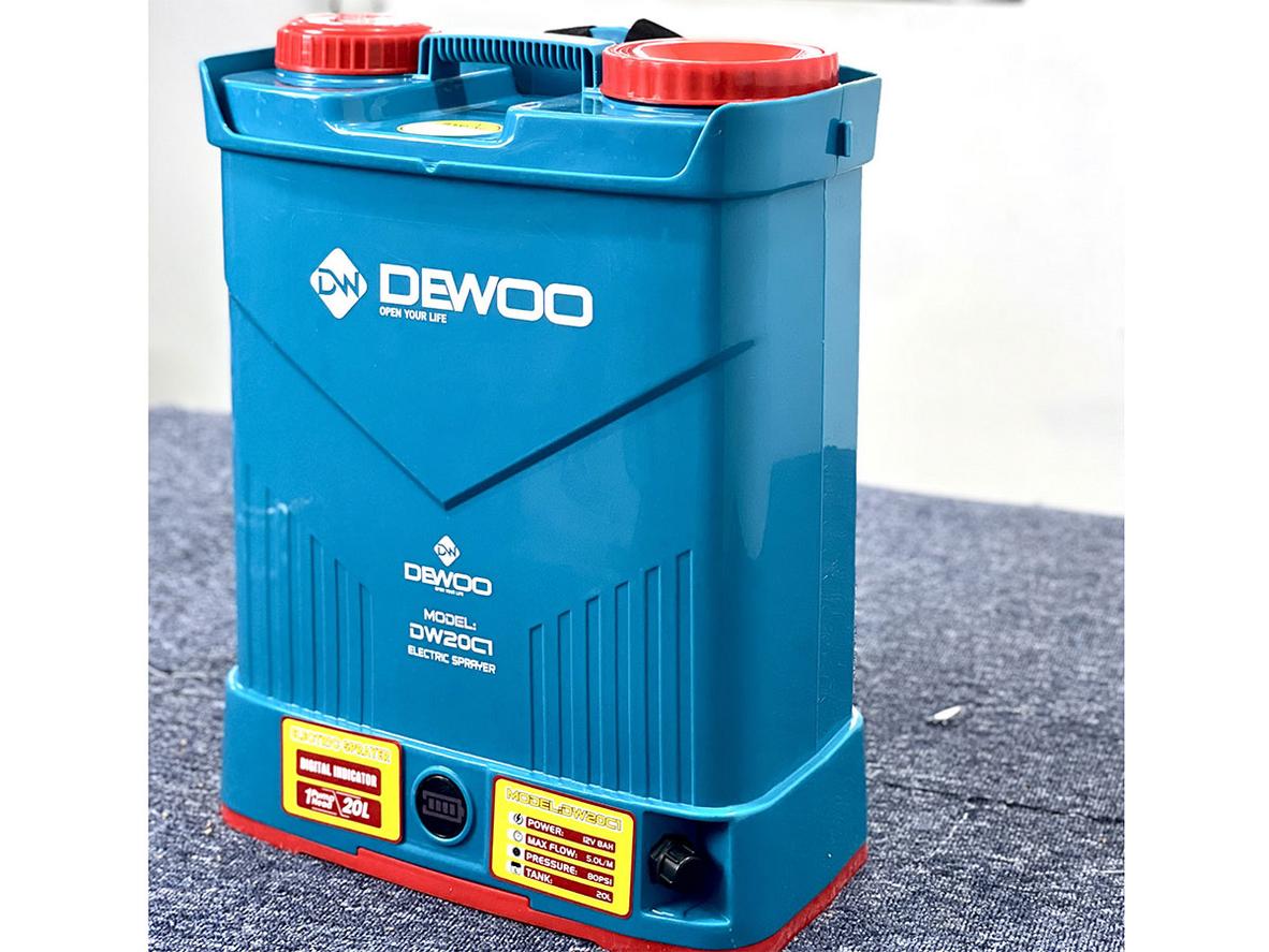 Ắc quy 12V - 8Ah giúp máy vận hành khoảng 4 - 6 giờ sau mỗi lần sạc.