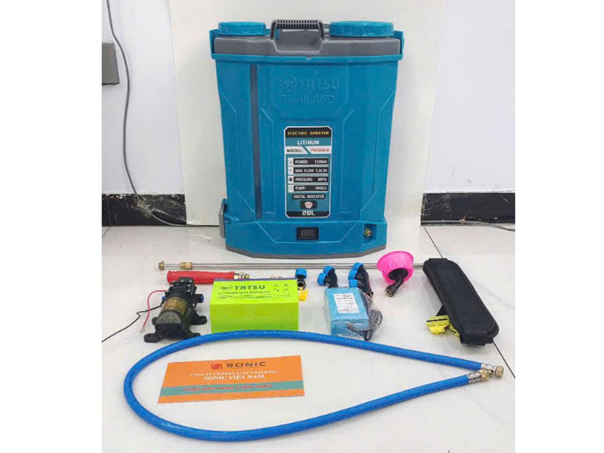Bình phun thuốc Tatsu TS20A8LR 20L với bơm đôi và đảo thuốc tự động.