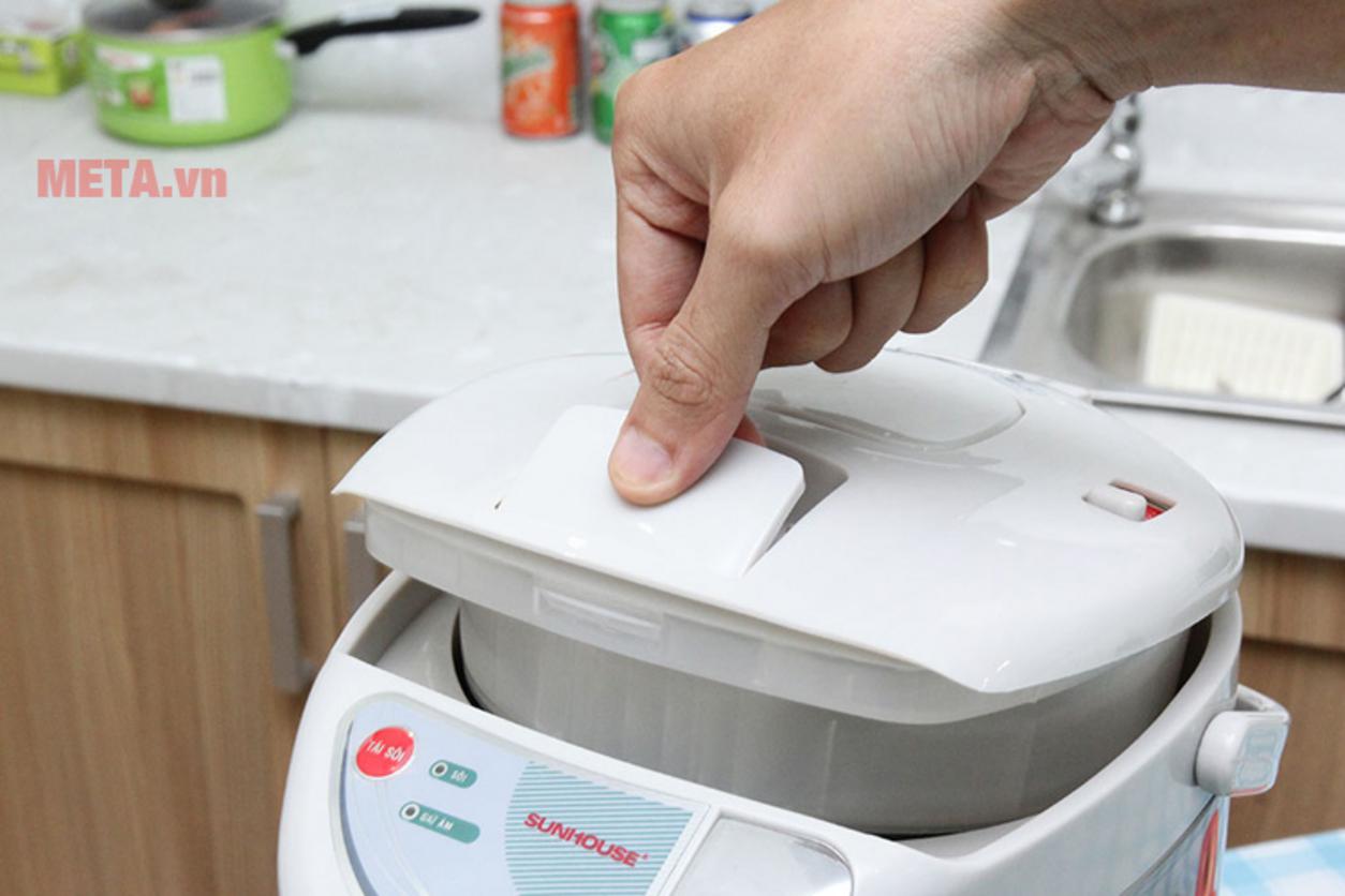 Công suất 750W hỗ trợ đun sôi nhanh và phục vụ nước nóng liên tục.