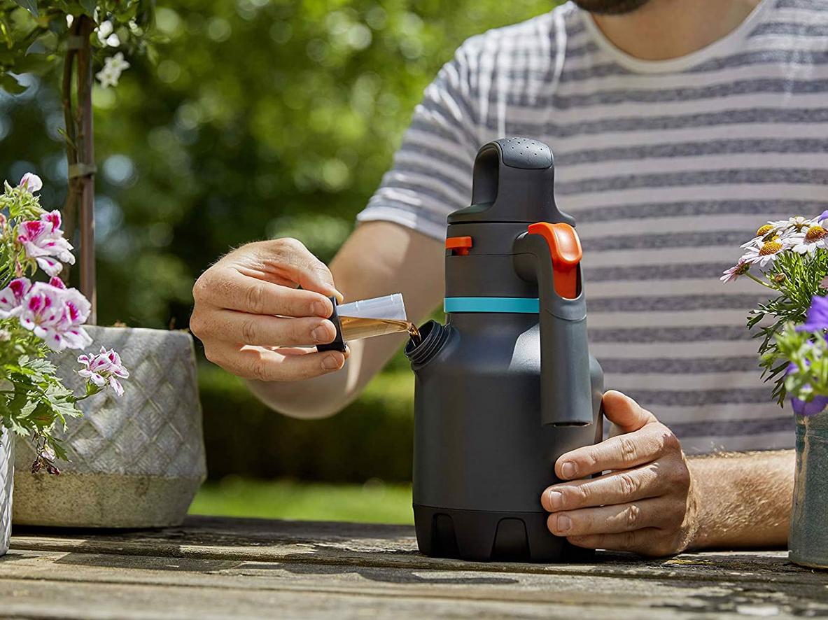 Đầu vòi đồng và góc xoay 90° giúp tưới chính xác vào gốc, lá và vị trí hẹp.
