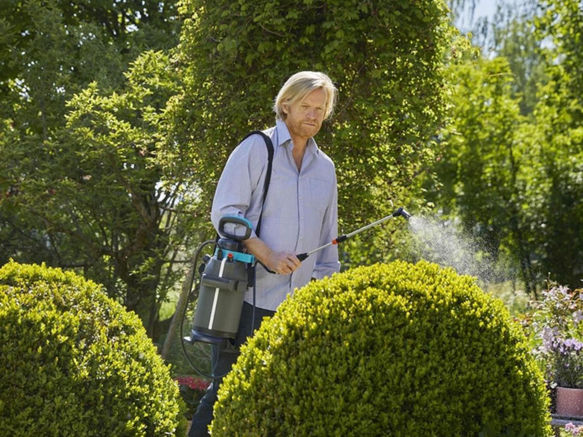 Bình tưới cây chạy pin Gardena 11136-20 - 5 lít giúp tưới đều, nhẹ sức cho gia đình.