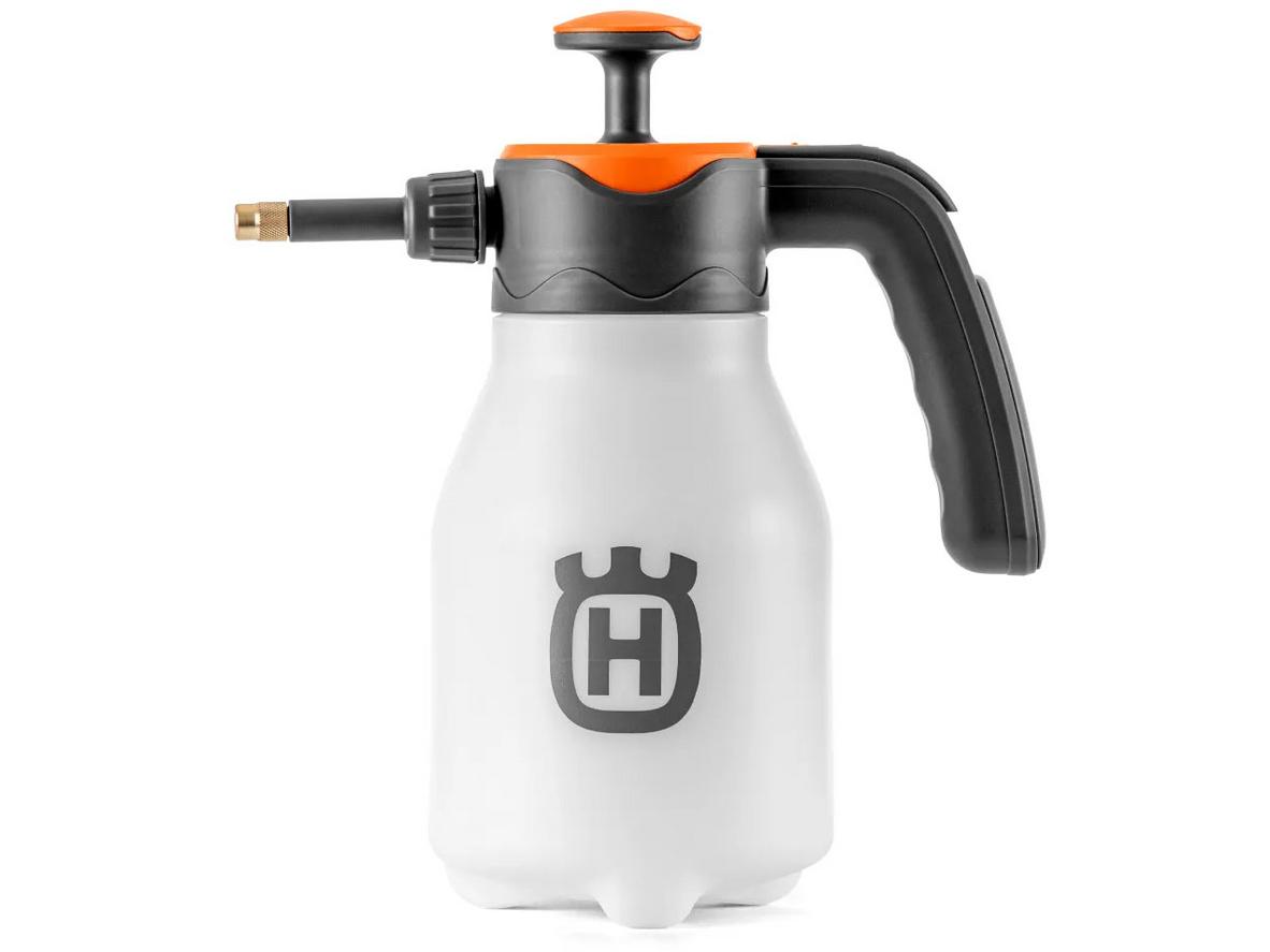 Bình xịt áp suất Husqvarna 1.5 lít nhỏ gọn, phù hợp chăm cây và vệ sinh quy mô nhỏ.