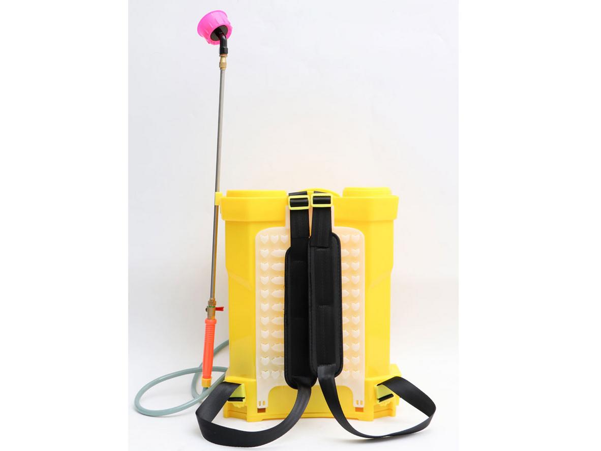Dung tích 16 lít và nguồn 12V/8Ah giúp máy phun đều, giảm công bơm tay.