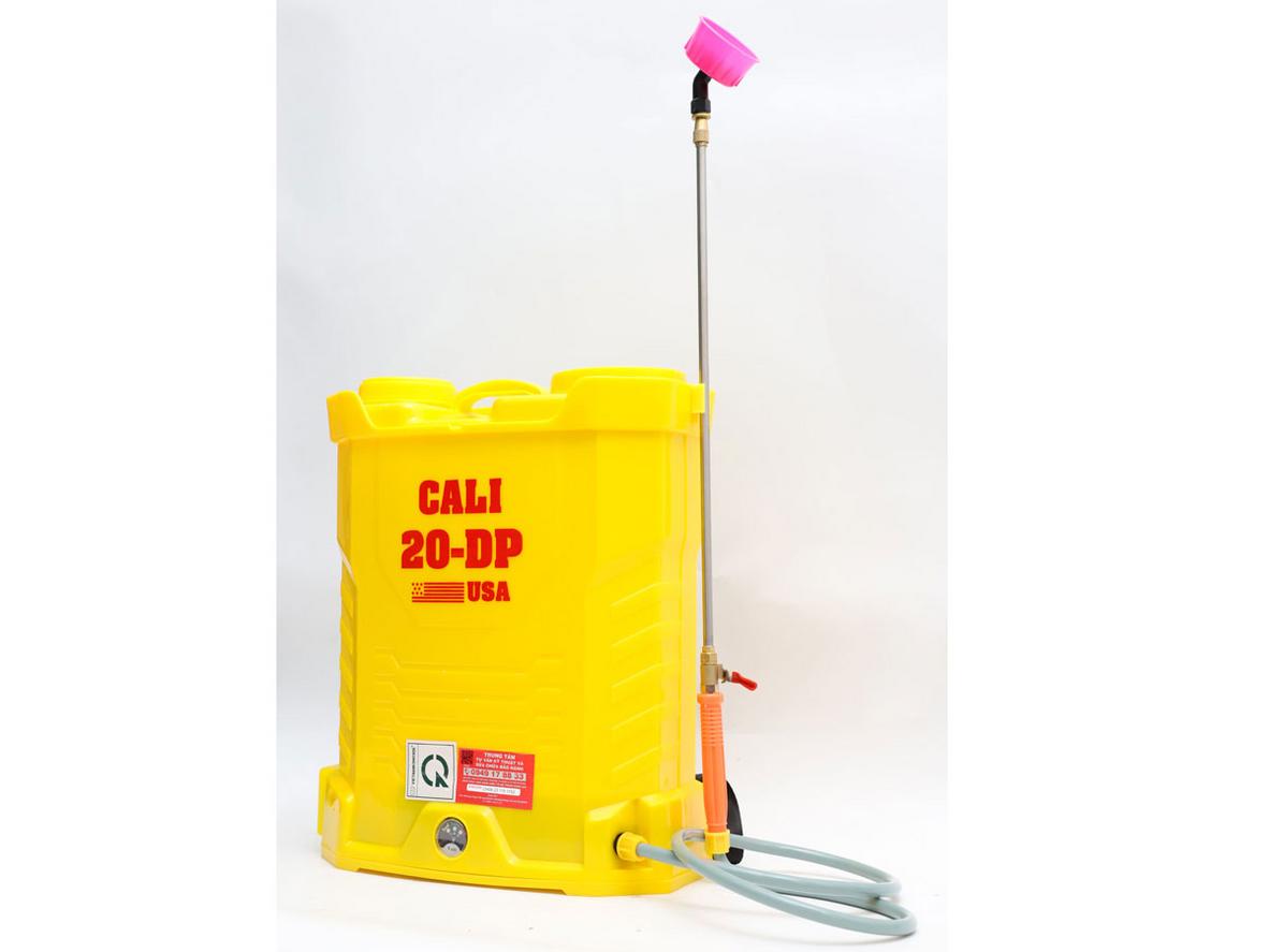 Bình xịt điện Cali 20 DP (bơm đôi) vàng với thiết kế 20 lít và 2 bơm phun khỏe.