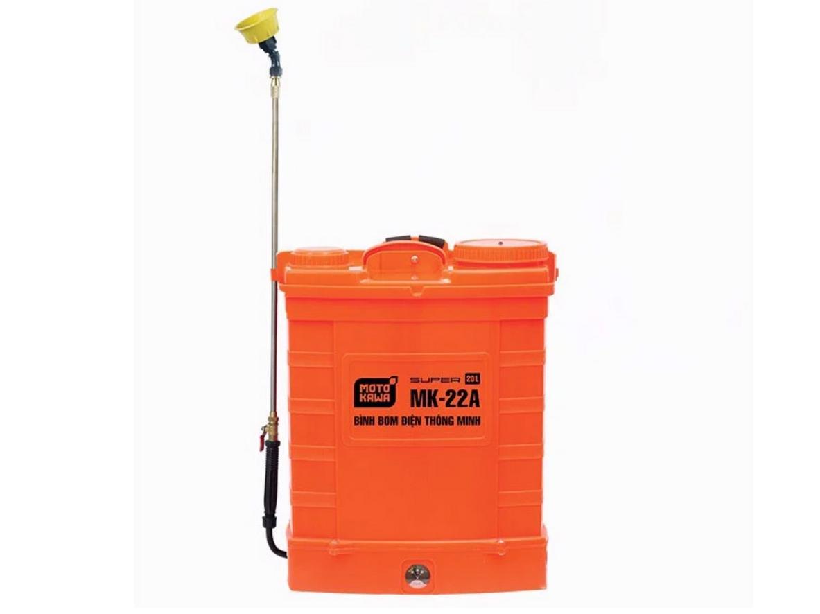 Motokawa MK-22A Super nổi bật với bình chứa 20 lít, ắc quy 12V-12AH và bơm lớn áp lực cao.