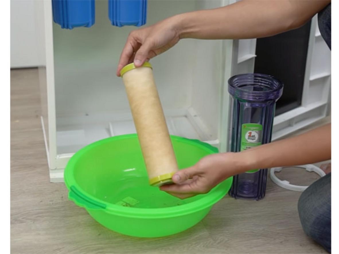 Tổ hợp 3 lõi lọc giúp xử lý cặn, mùi và tạp chất trước màng RO.