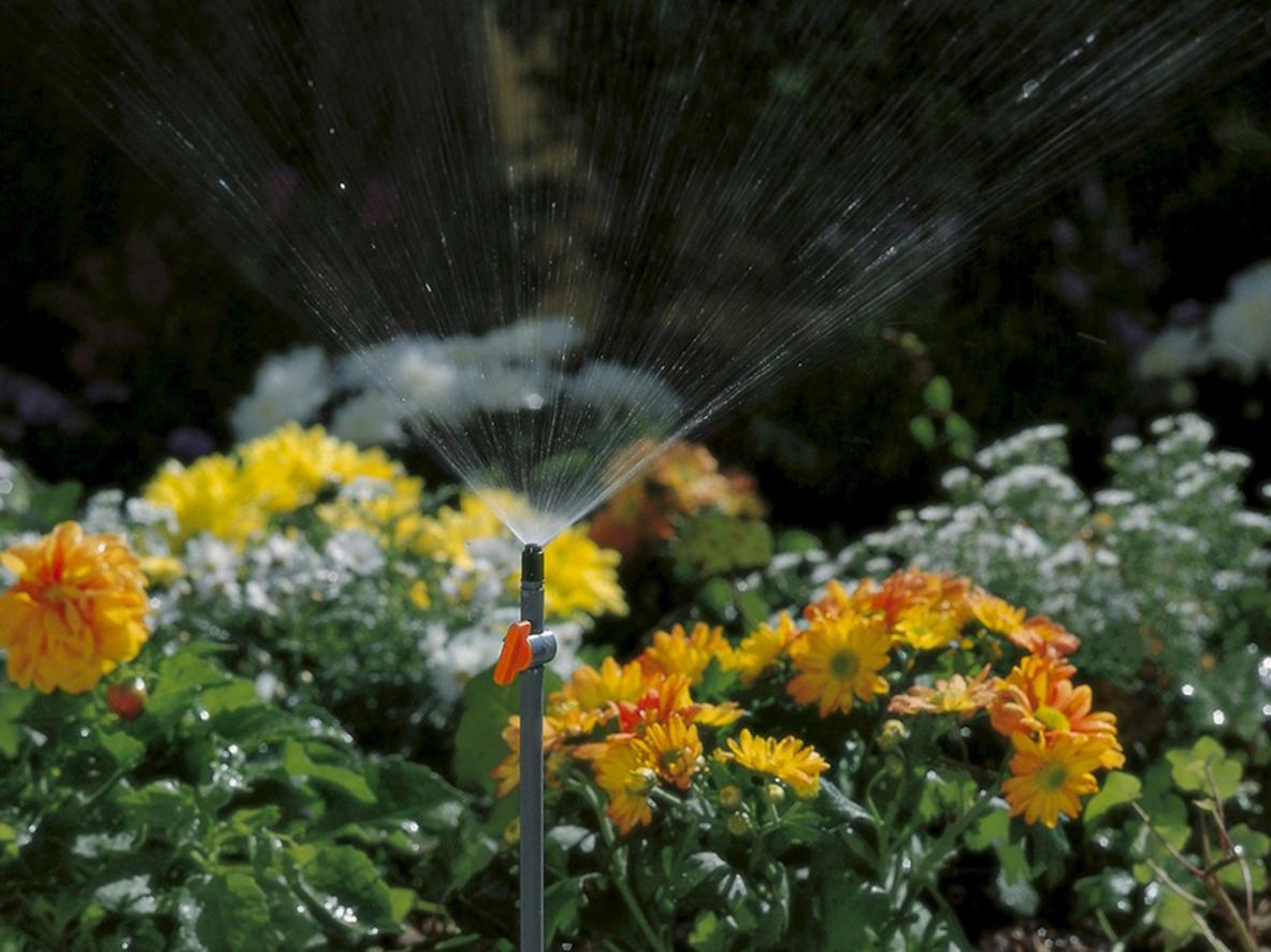 Bộ đầu tưới Gardena 01368-20 dễ lắp vào hệ Micro-Drip và mở rộng linh hoạt theo nhu cầu.