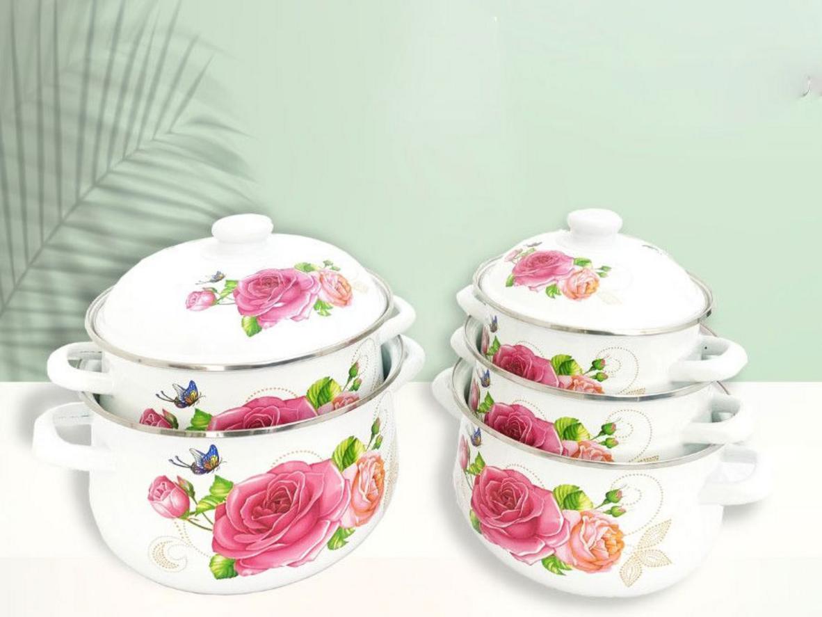 Bề mặt men sứ mịn giúp nồi dễ vệ sinh hơn sau khi nấu.