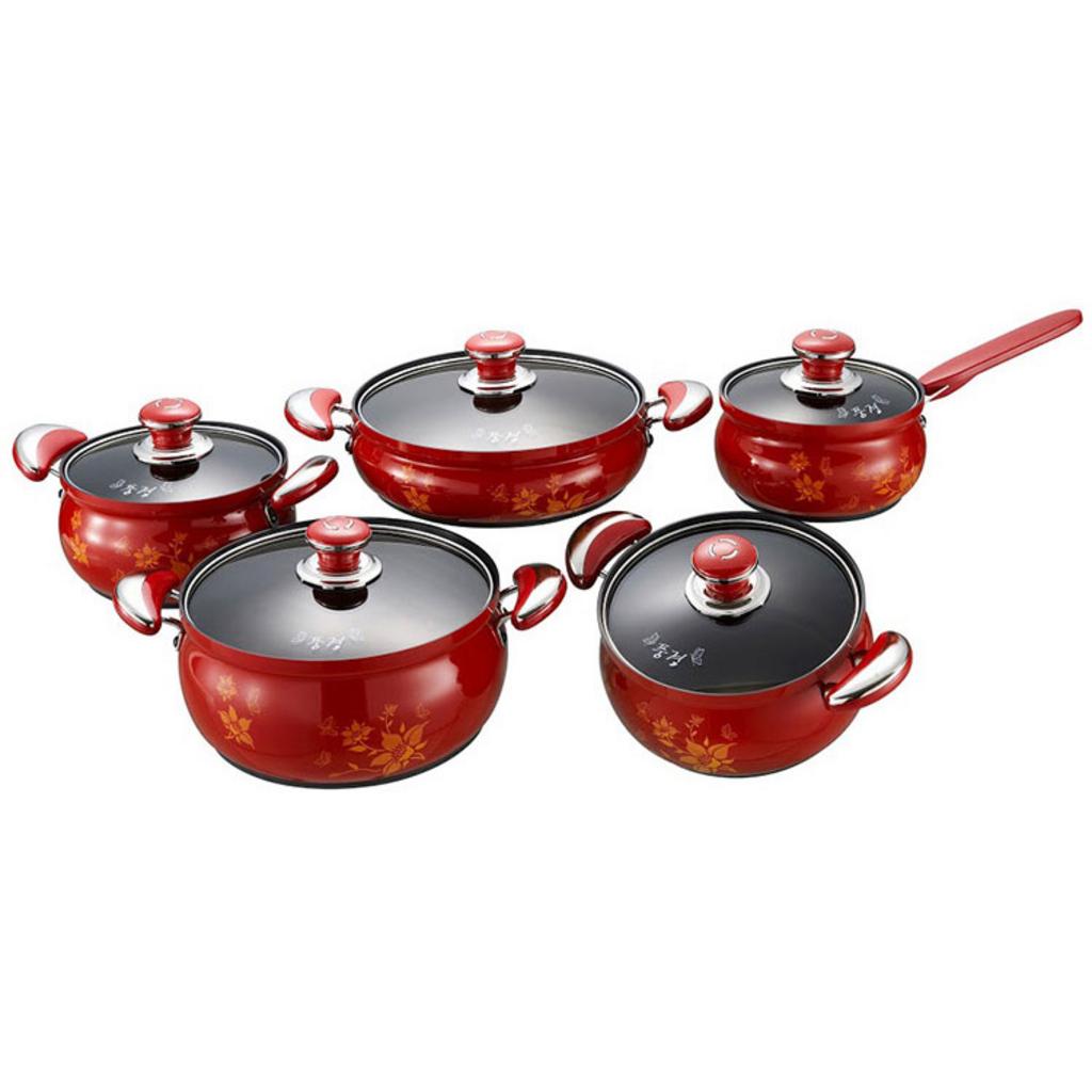 Bộ 5 nồi nhôm PoongNyun FAPV màu đỏ tạo điểm nhấn sang trọng cho căn bếp.