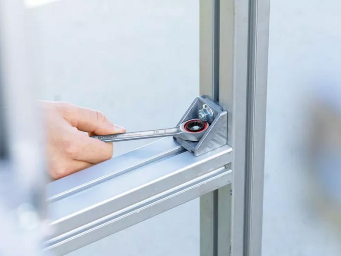 Cận cảnh đầu vòng tự động và thân cờ lê Bosch 1600A02AU0.