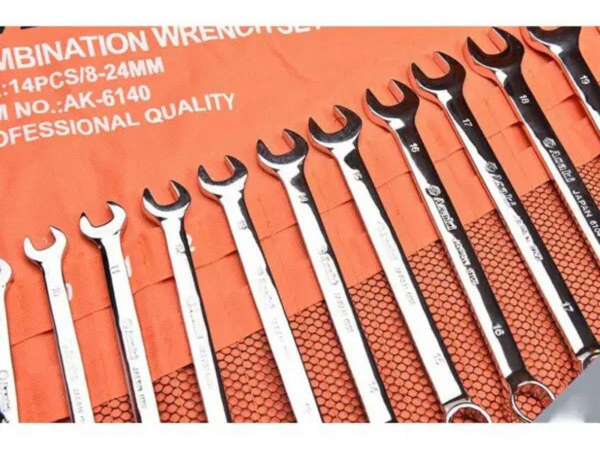 Thiết kế cờ lê 2 đầu giúp thao tác nhanh và bám ốc chắc hơn.
