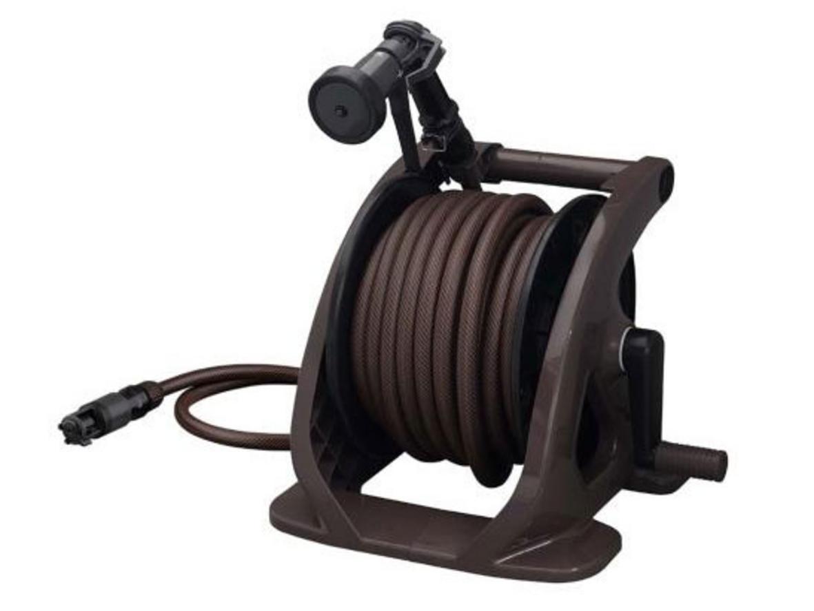 Bộ cuộn ống tưới cây Takagi R220TBR nổi bật với thiết kế Tough Brown gọn đẹp, chống rối và 4 chế độ phun.