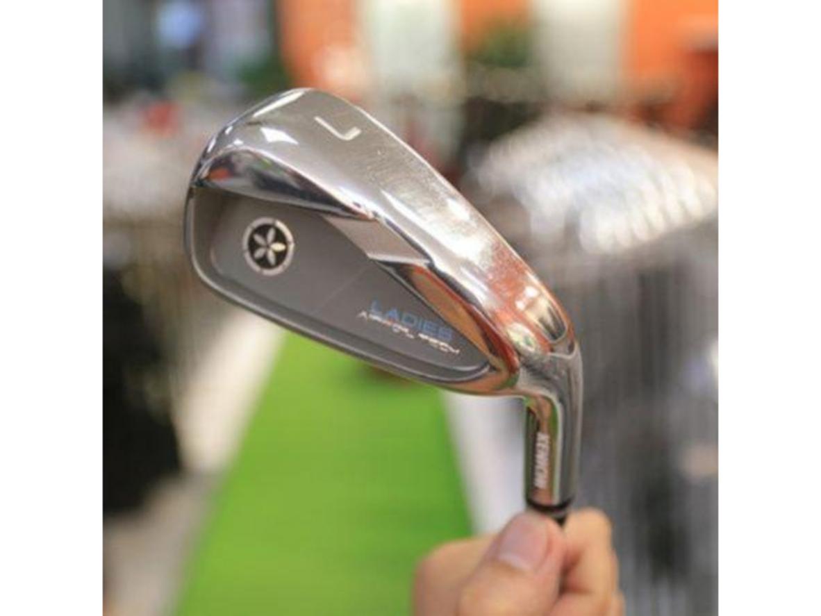 Thiết kế sang trọng giúp golfer nữ tự tin hơn khi ra sân.