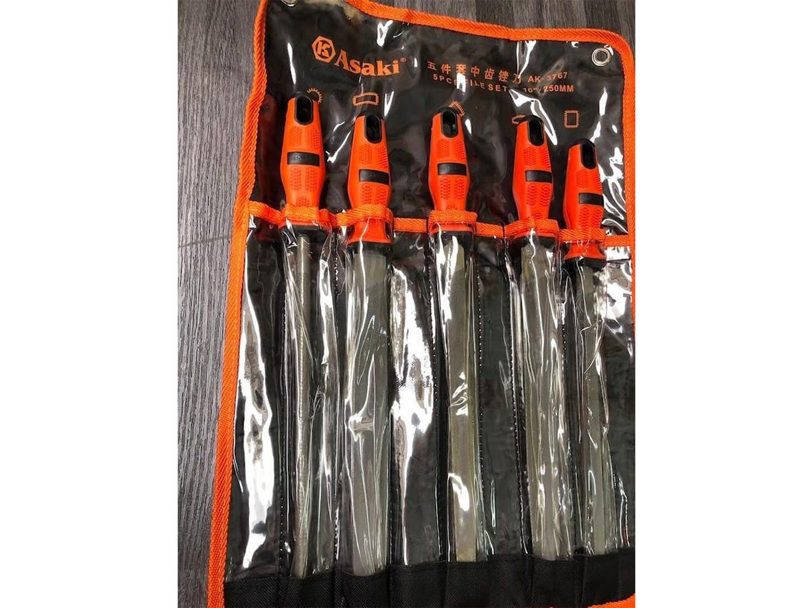 5 dạng giũa trong bộ Asaki AK-3767 giúp xử lý đa bề mặt và góc cạnh kim loại.