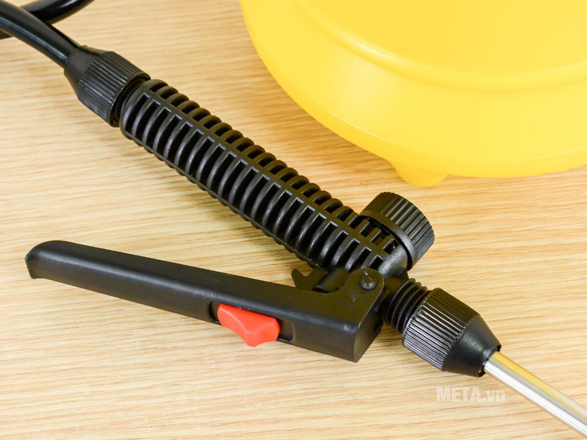 Bơm tay giúp vận hành đơn giản, áp suất đủ cho nhu cầu phun phổ thông.