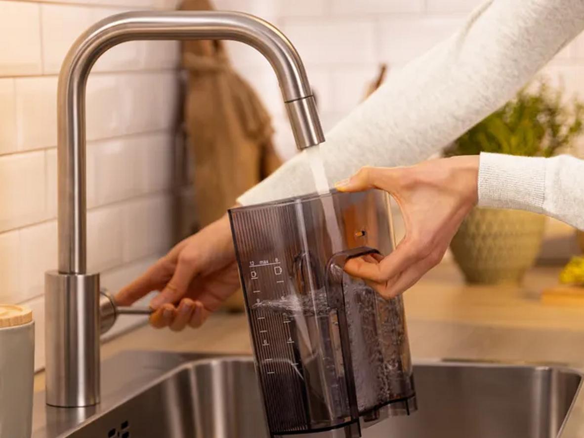 Thiết kế gọn giúp máy dễ đặt ở bếp hoặc pantry nhỏ.