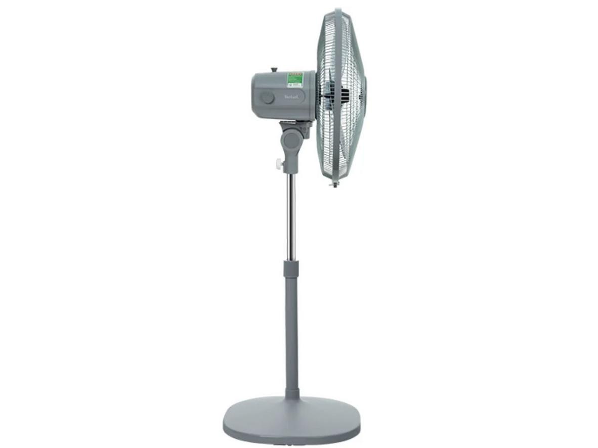 Công suất 55W và lưu lượng gió 56 m3/phút giúp làm mát nhanh hơn.