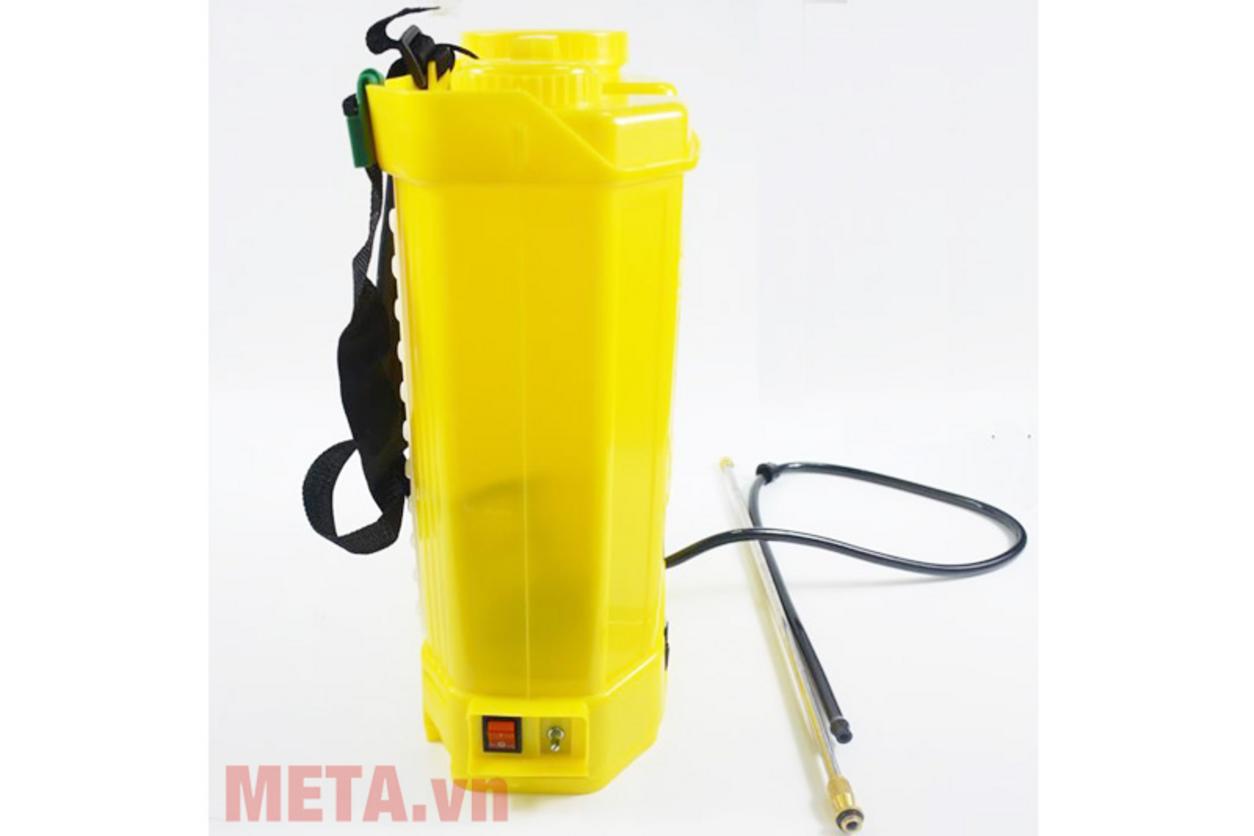 Ắc quy 12V/8Ah giúp máy vận hành nhàn và đều hơn so với bình xịt tay.
