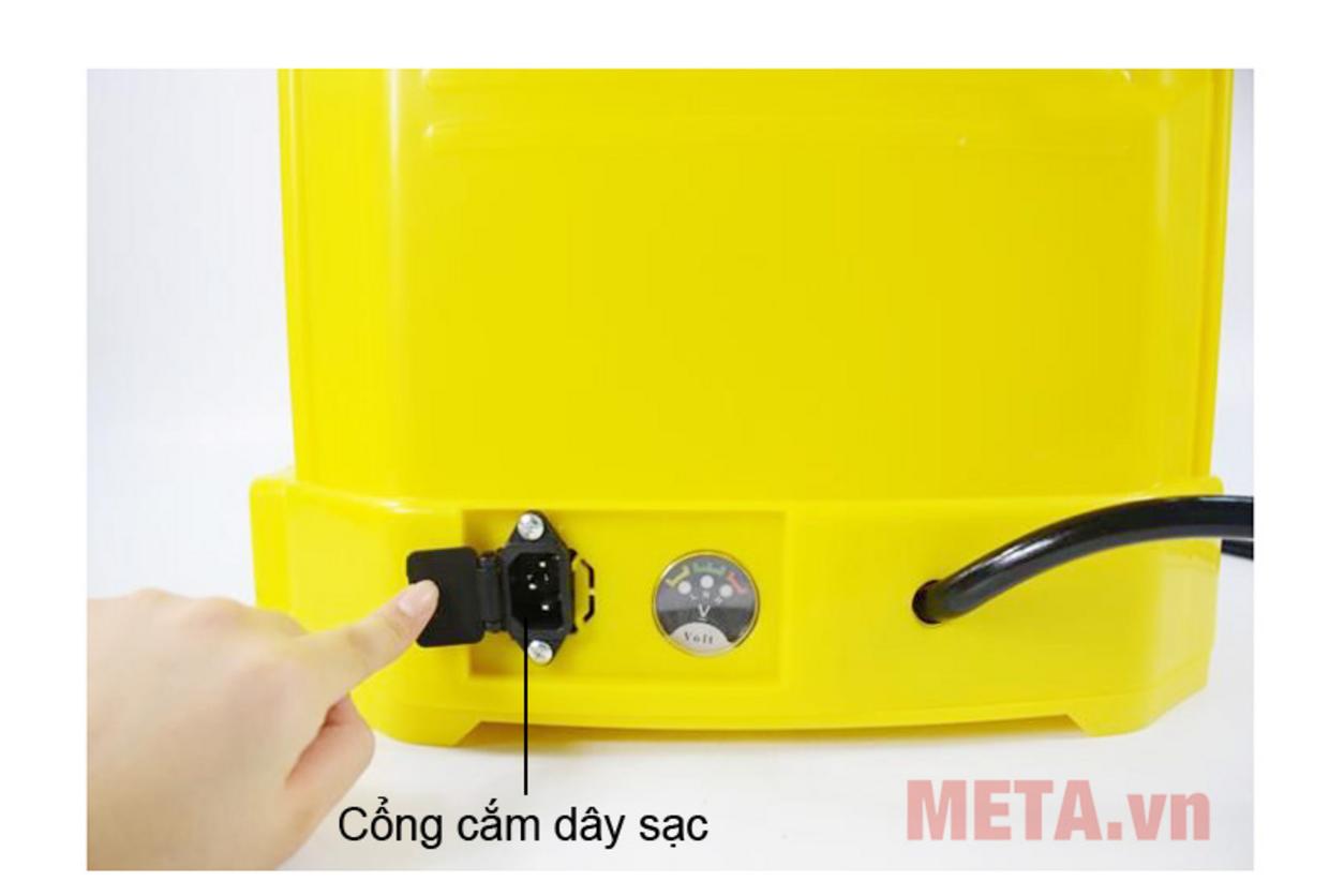 Cần phun 101 cm giúp mở rộng tầm với và giảm mỏi khi thao tác.