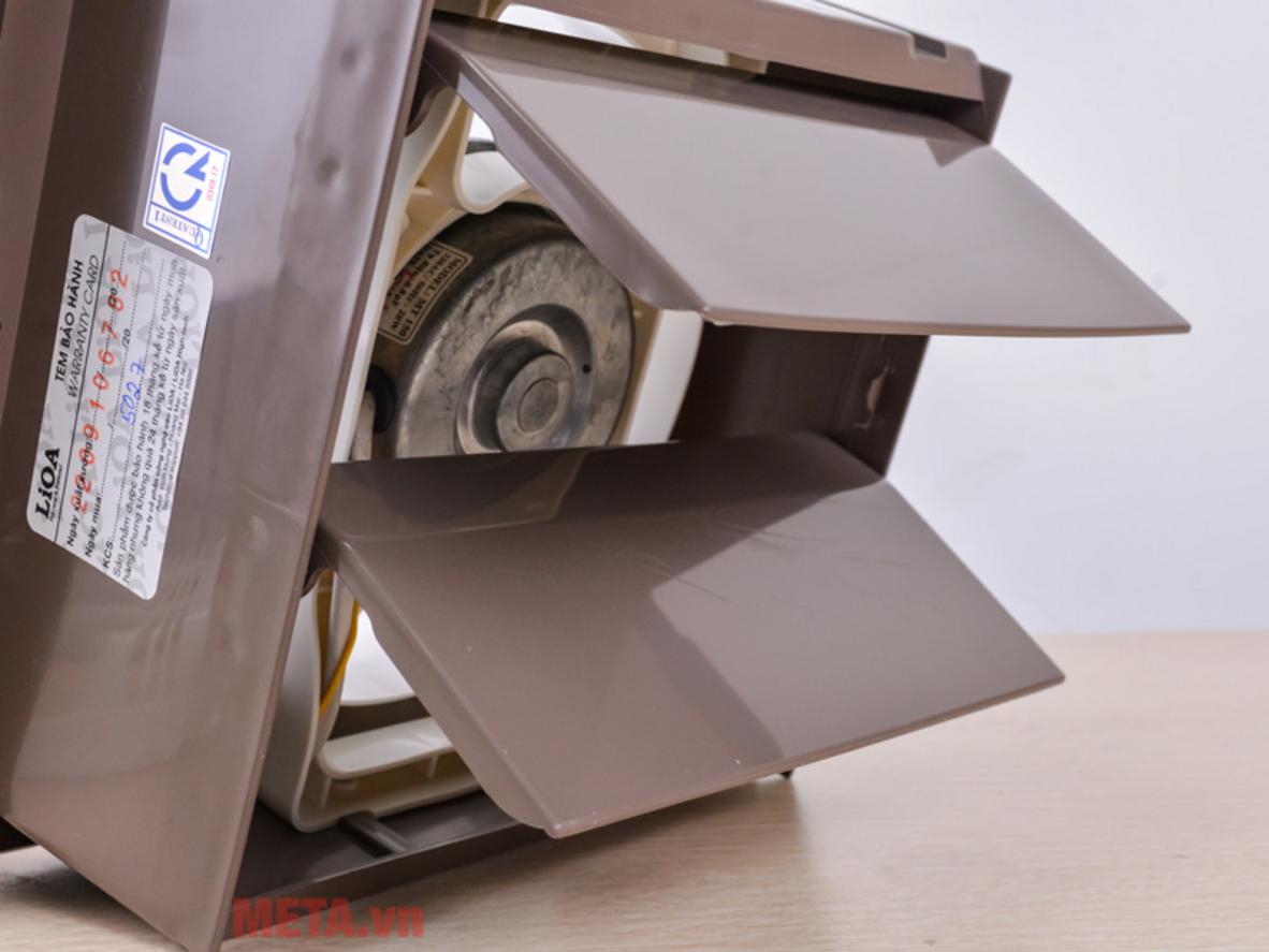 Cửa chớp tự động giúp hạn chế bụi bẩn và côn trùng khi quạt ngừng hoạt động.