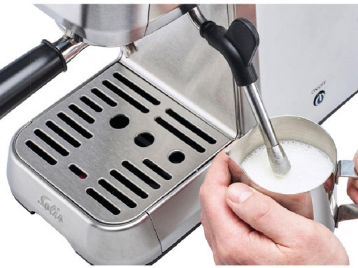 Vòi đánh sữa xoay 360 độ hỗ trợ cappuccino và latte mịn hơn.