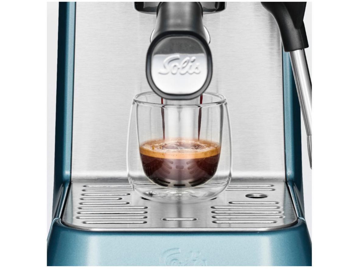 Vòi đánh sữa xoay 360 độ hỗ trợ cappuccino và latte mịn hơn.