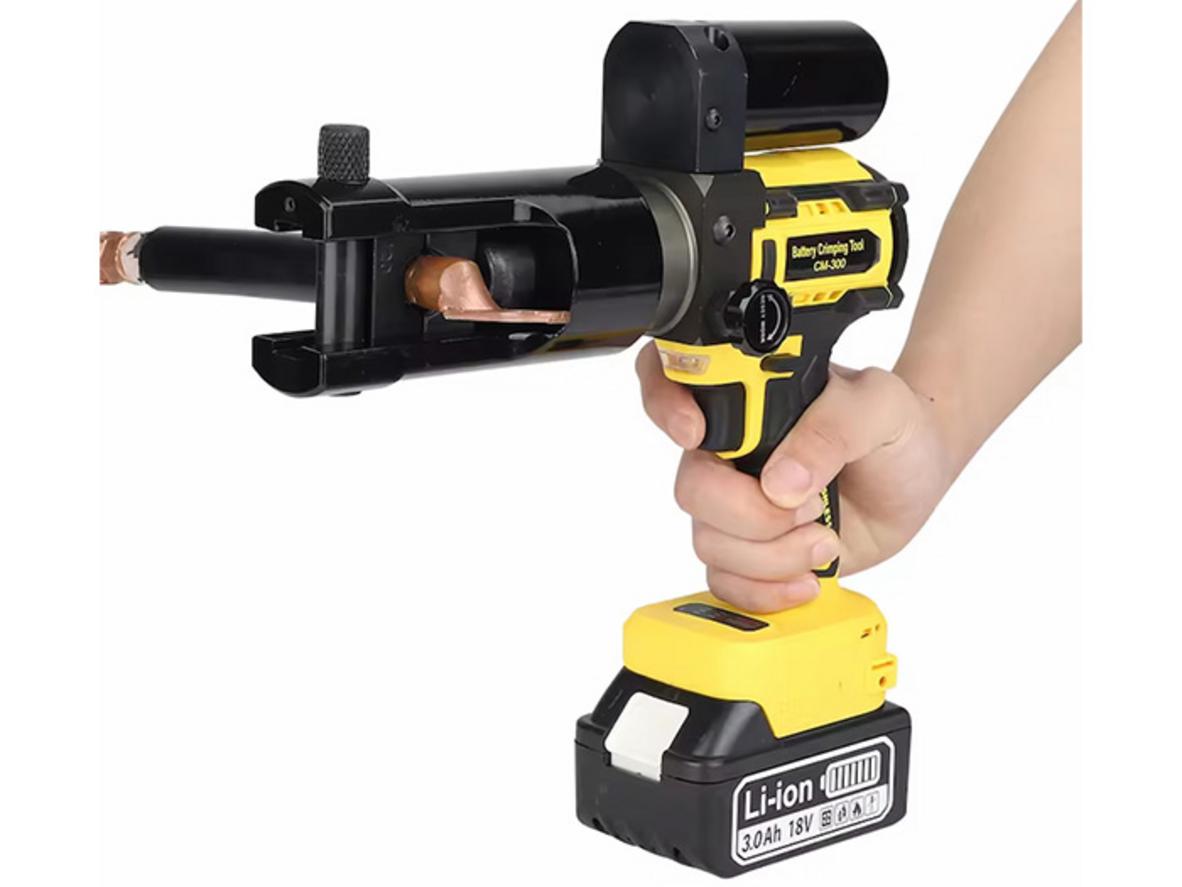 Đầu ép xoay 360 độ hỗ trợ thao tác trong không gian hẹp.
