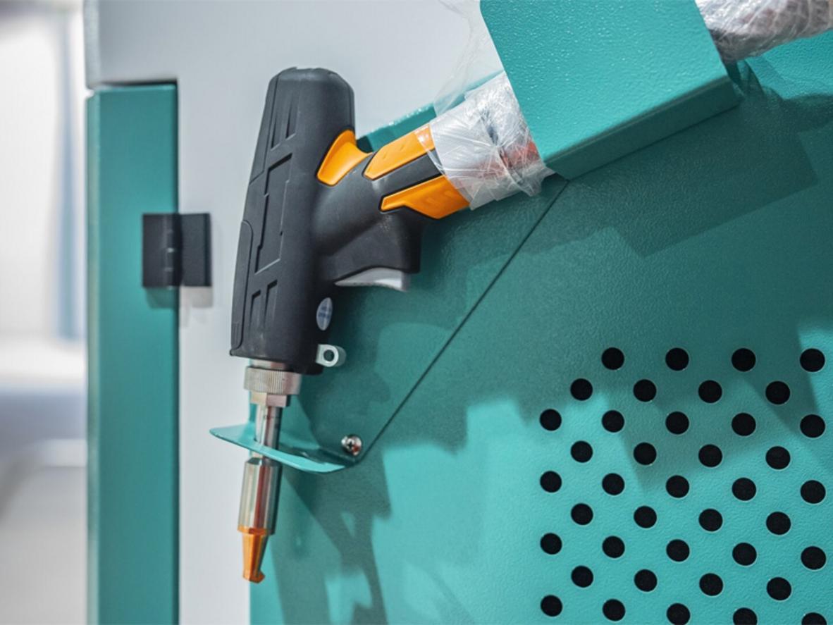 Công suất mạnh giúp DB-H2000HS hàn nhanh và cho mối hàn ngấu sâu.