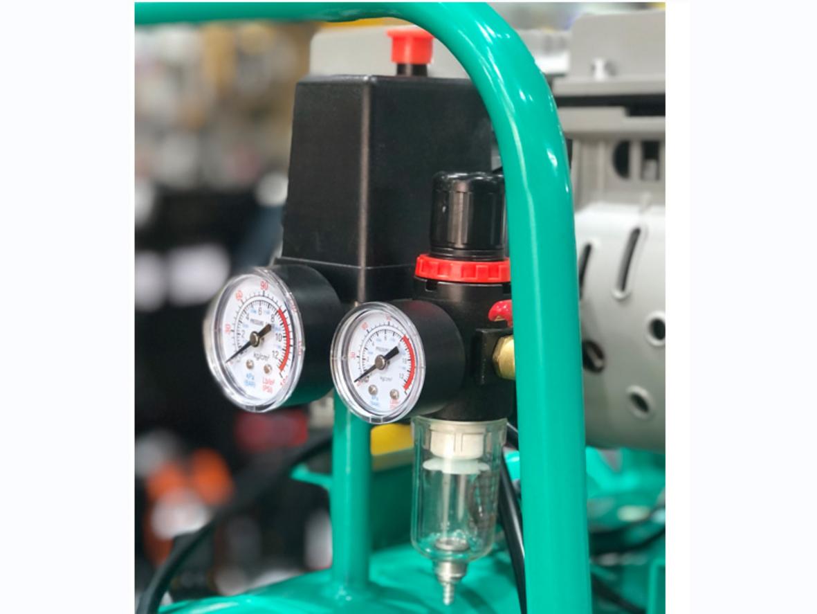Thiết kế 4 bánh xe giúp di chuyển tiện lợi