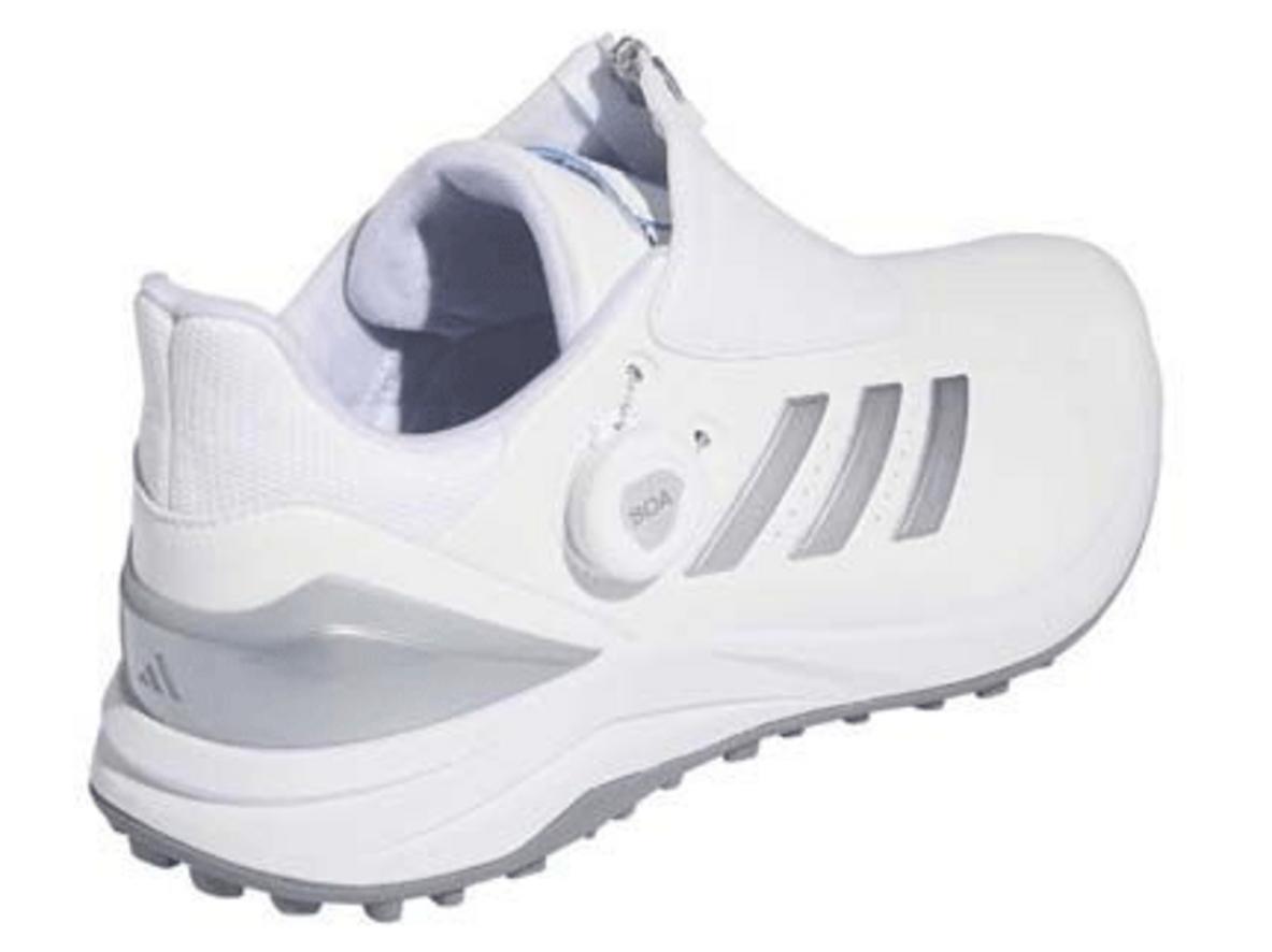 Đế Gripmore Traxion giúp bám sân tốt và dễ di chuyển ngoài sân golf.
