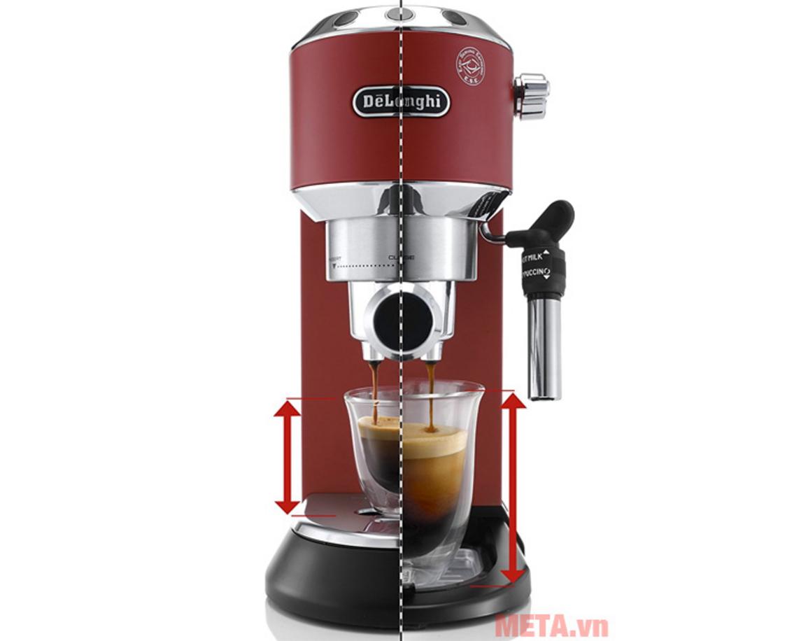 Áp suất 15 bar và Thermoblock giúp Delonghi EC685.R chiết xuất espresso đậm vị, crema đẹp.