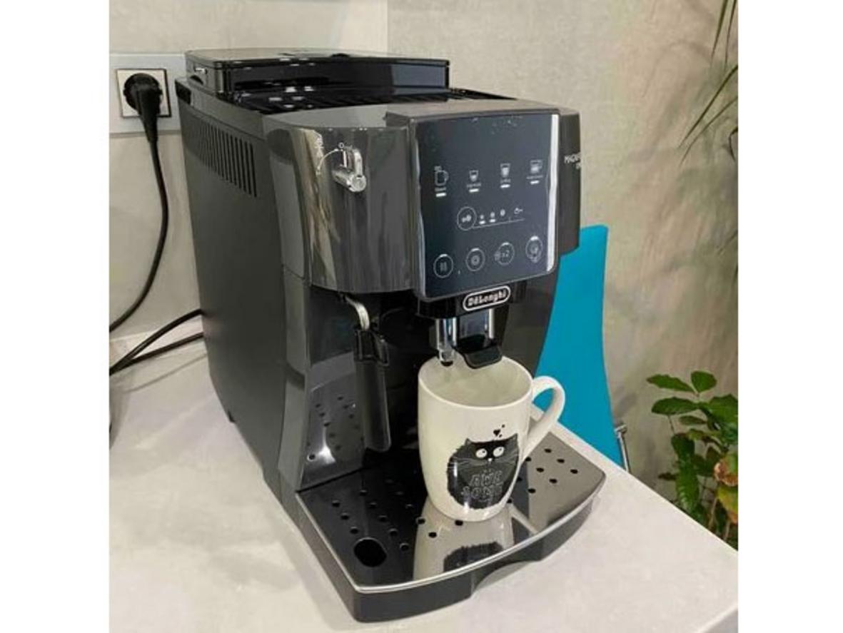 Áp suất 15 bar và công suất 1450W hỗ trợ espresso ổn định.