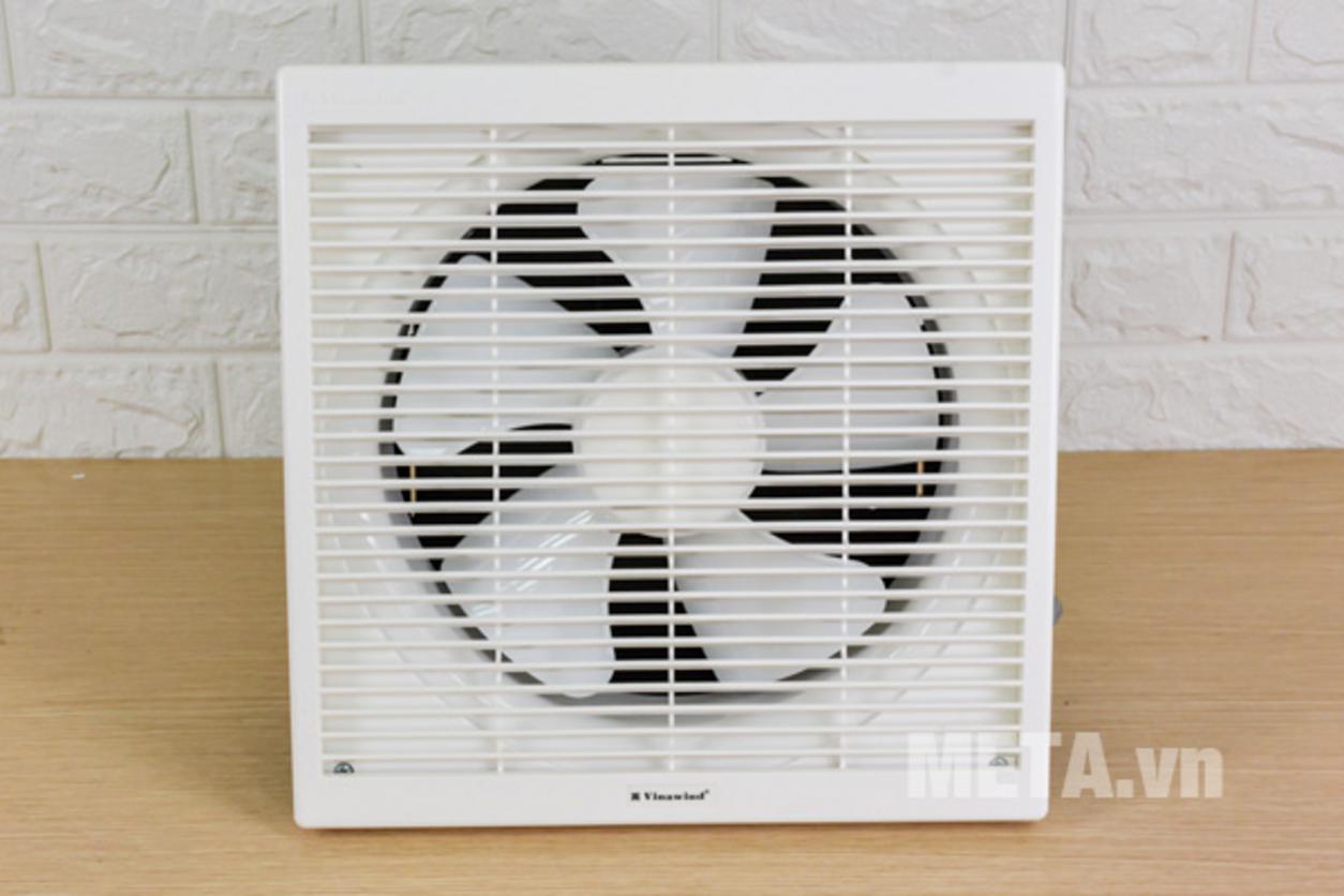 Động cơ gối đỡ bằng vòng bi giúp quạt vận hành ổn định và bền hơn.