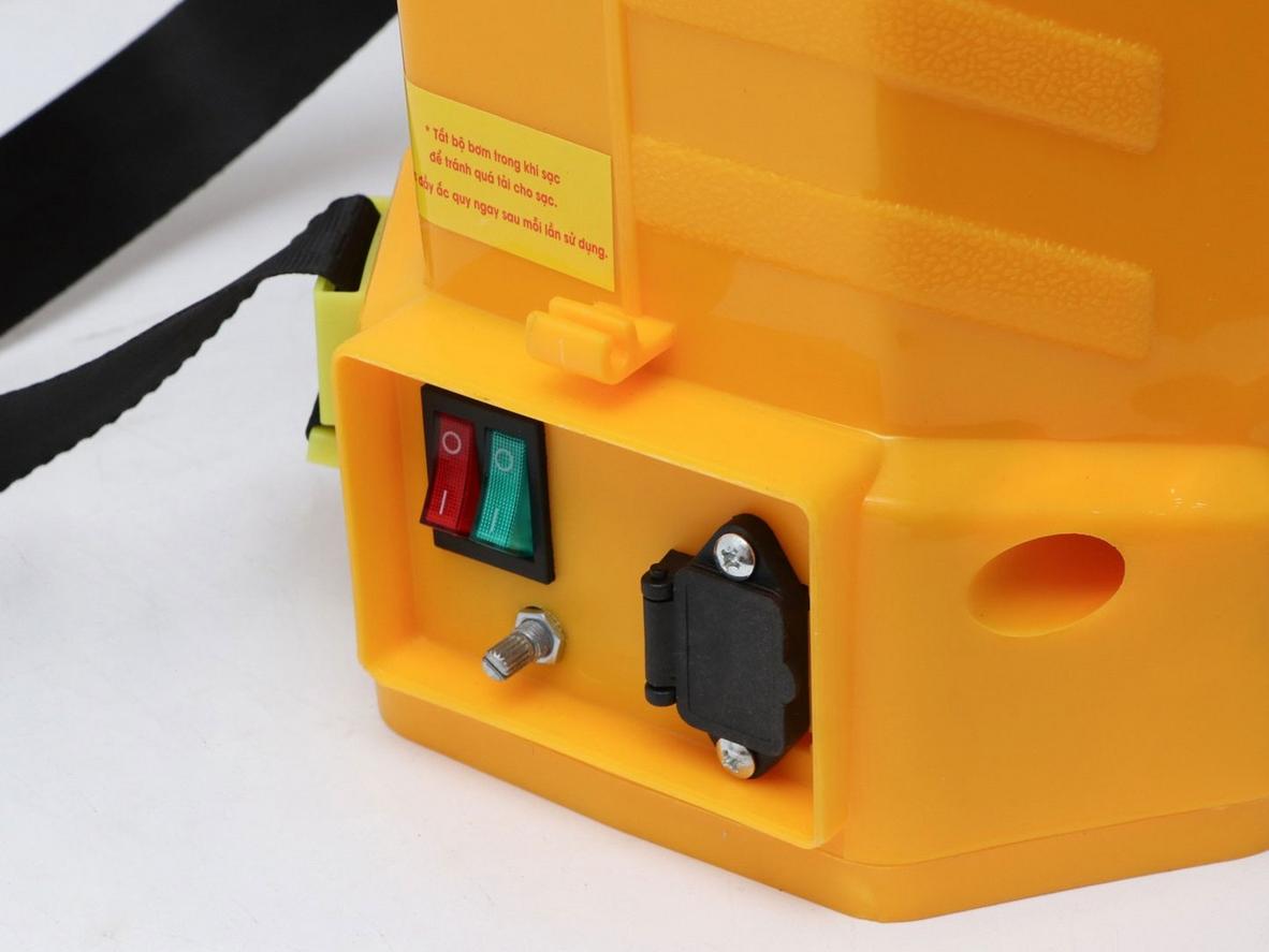 Ắc quy 12V/12Ah cho thời gian sử dụng dài và lực phun ổn định