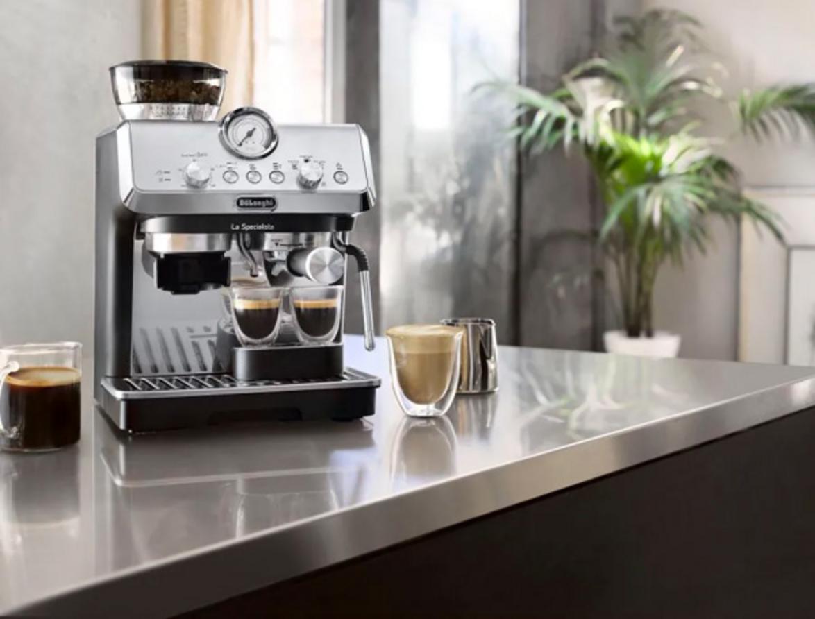 Cối xay tích hợp giúp xay trực tiếp trước khi pha, giữ hương cà phê tươi hơn.