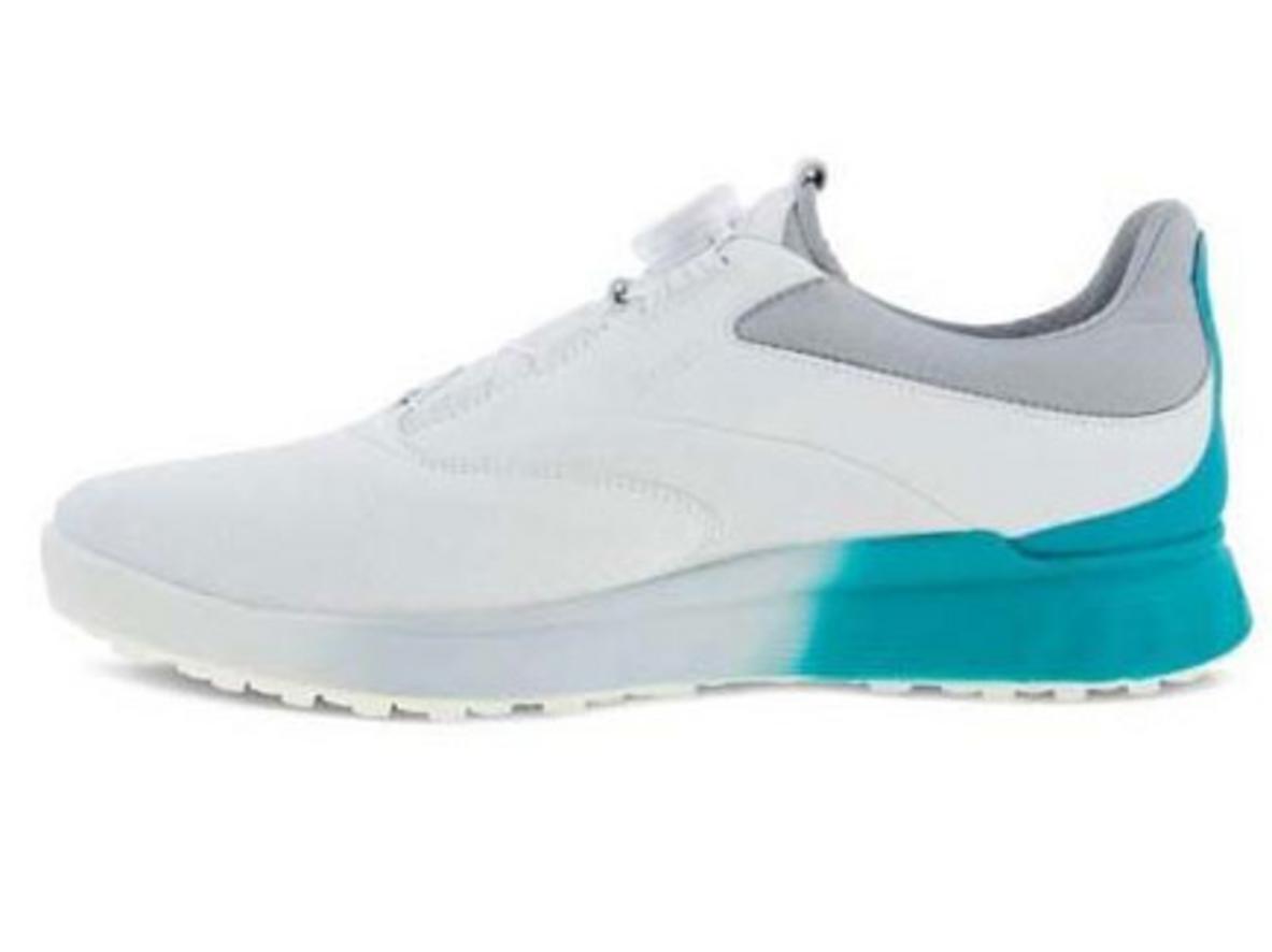 GORE-TEX chống thấm 100% giúp giữ chân khô ráo khi sân ẩm.