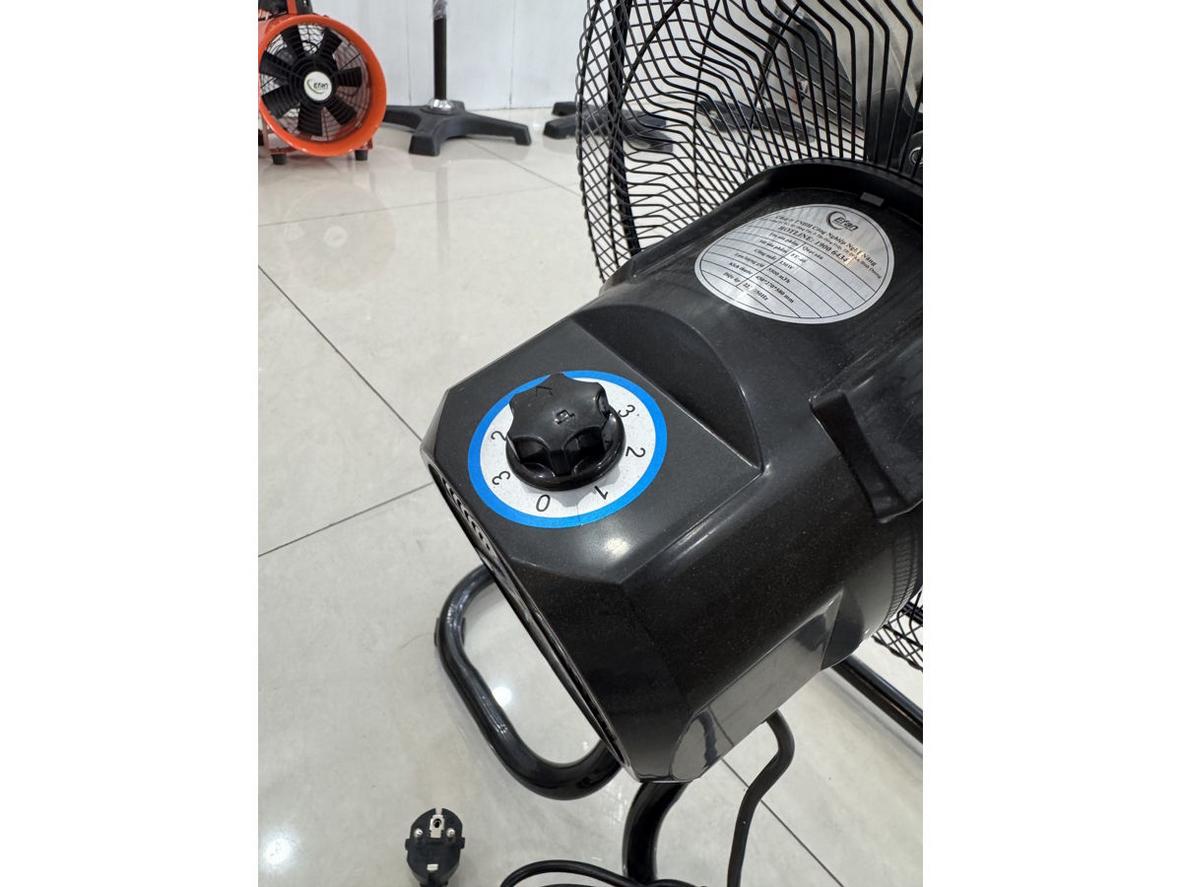 Công suất 130W, lưu lượng gió 5.500 m³/h cho khả năng làm mát nhanh.