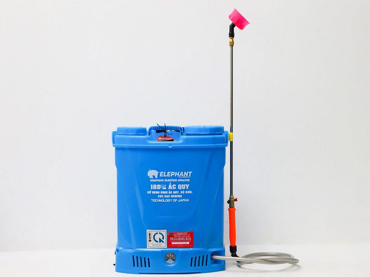 Lưu lượng 4.6 lít/phút giúp phủ thuốc nhanh và đều hơn.