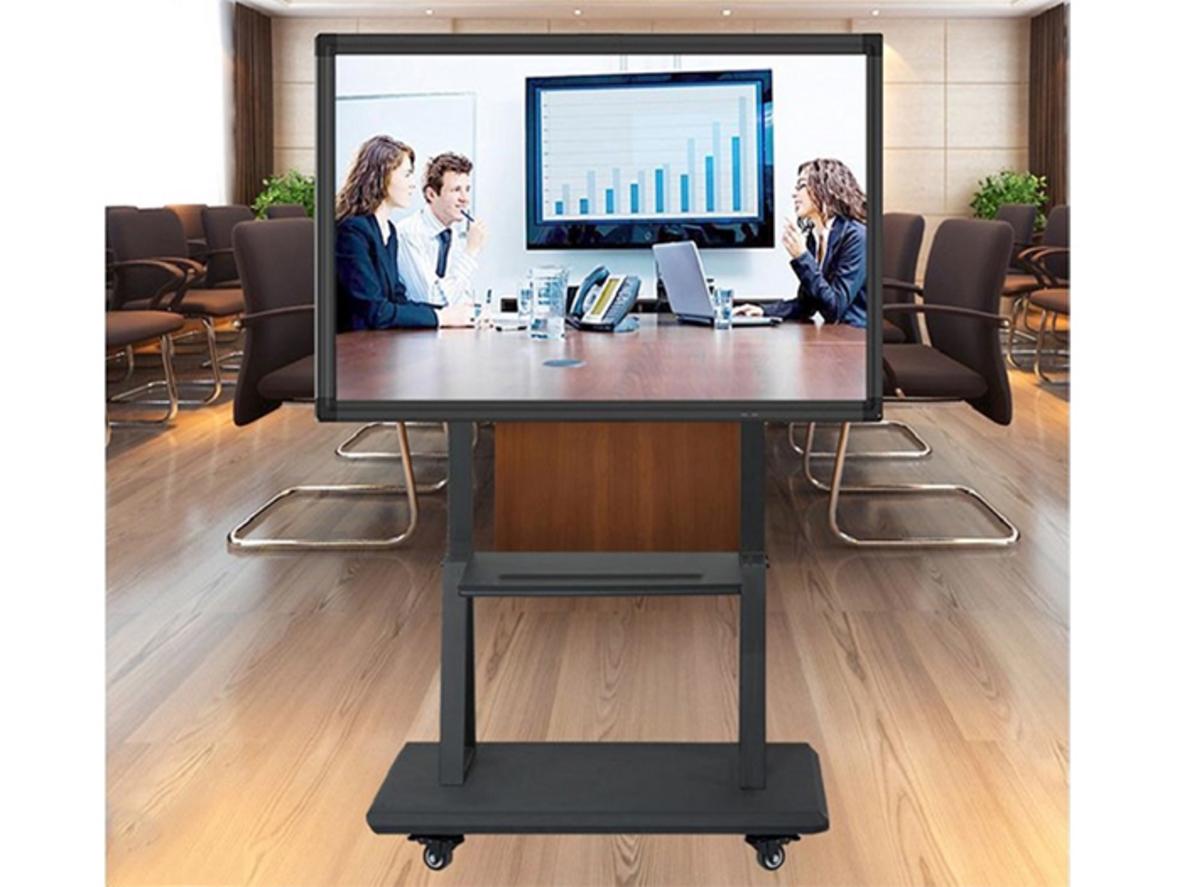 4 bánh xe chịu lực giúp di chuyển ErgoTek E2500 linh hoạt hơn.