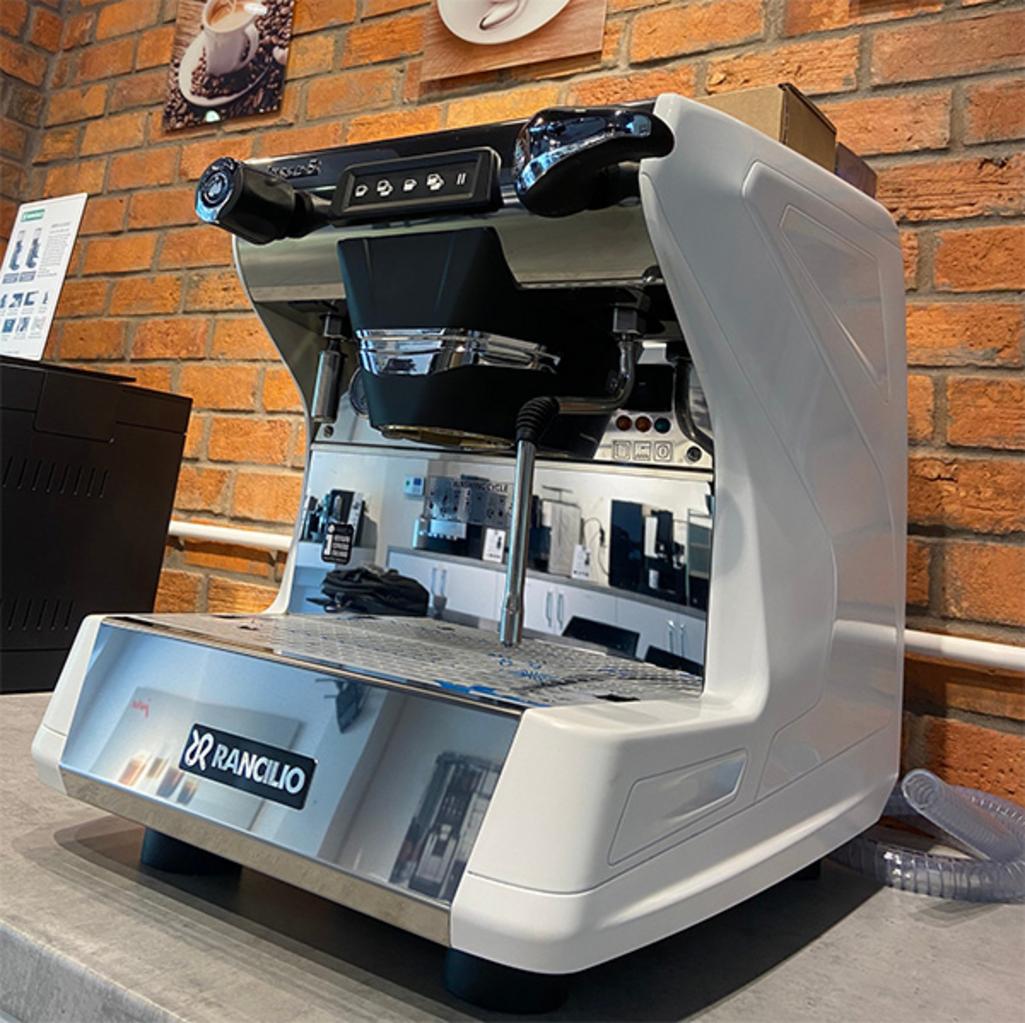 Máy hỗ trợ tốt espresso và cappuccino cho menu cơ bản.