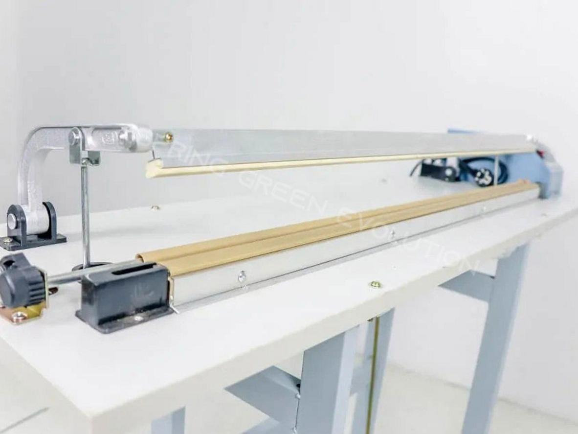 Thanh hàn 80cm giúp FS01-80 xử lý túi khổ lớn và hàn nhiều túi nhỏ hiệu quả hơn.
