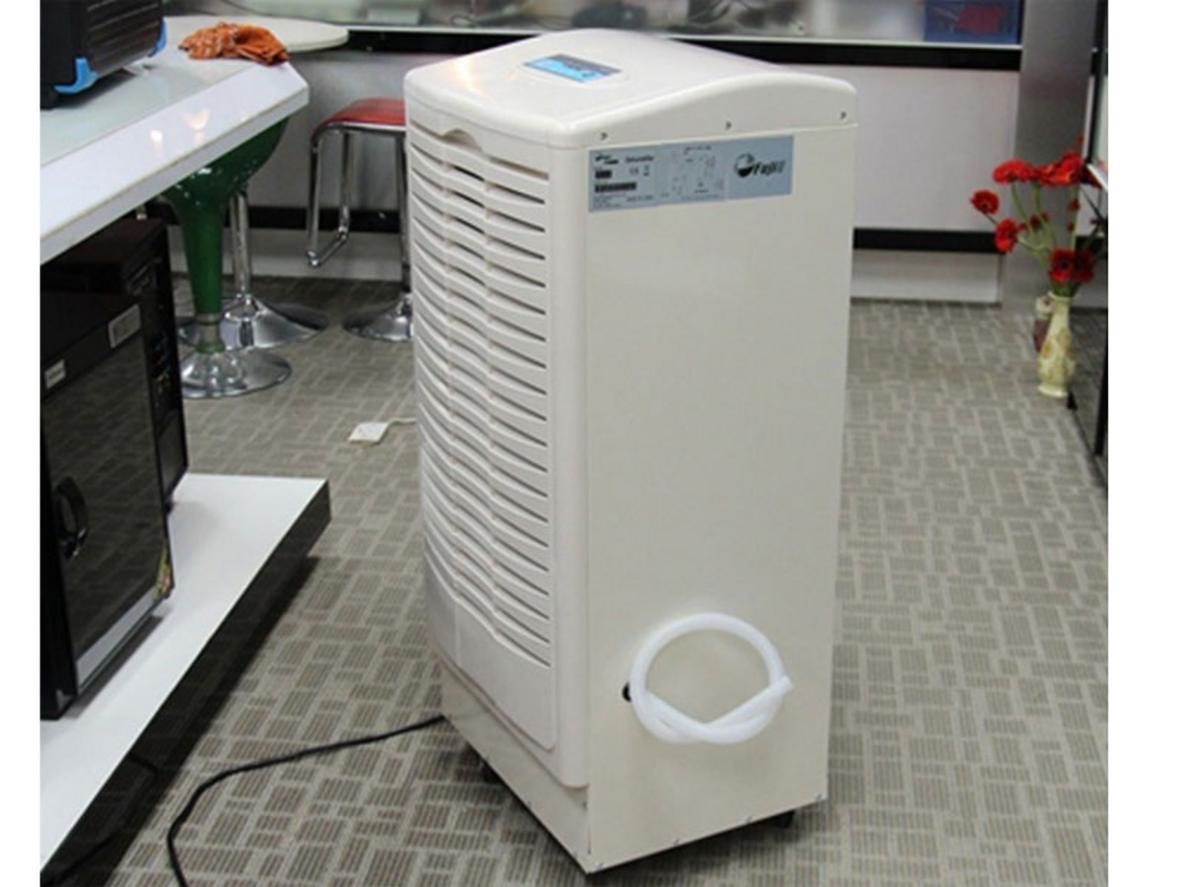 Dải 5°C–38°C và điều khiển nút bấm giúp máy dễ dùng.
