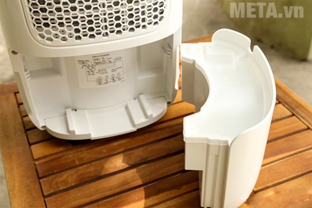 Công suất hút ẩm 12 lít/ngày và điện 180W phù hợp dùng hằng ngày.