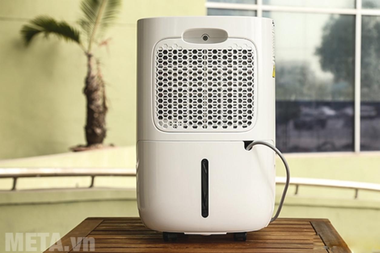 Công suất hút ẩm 12 lít/ngày và điện 180W phù hợp dùng hằng ngày.